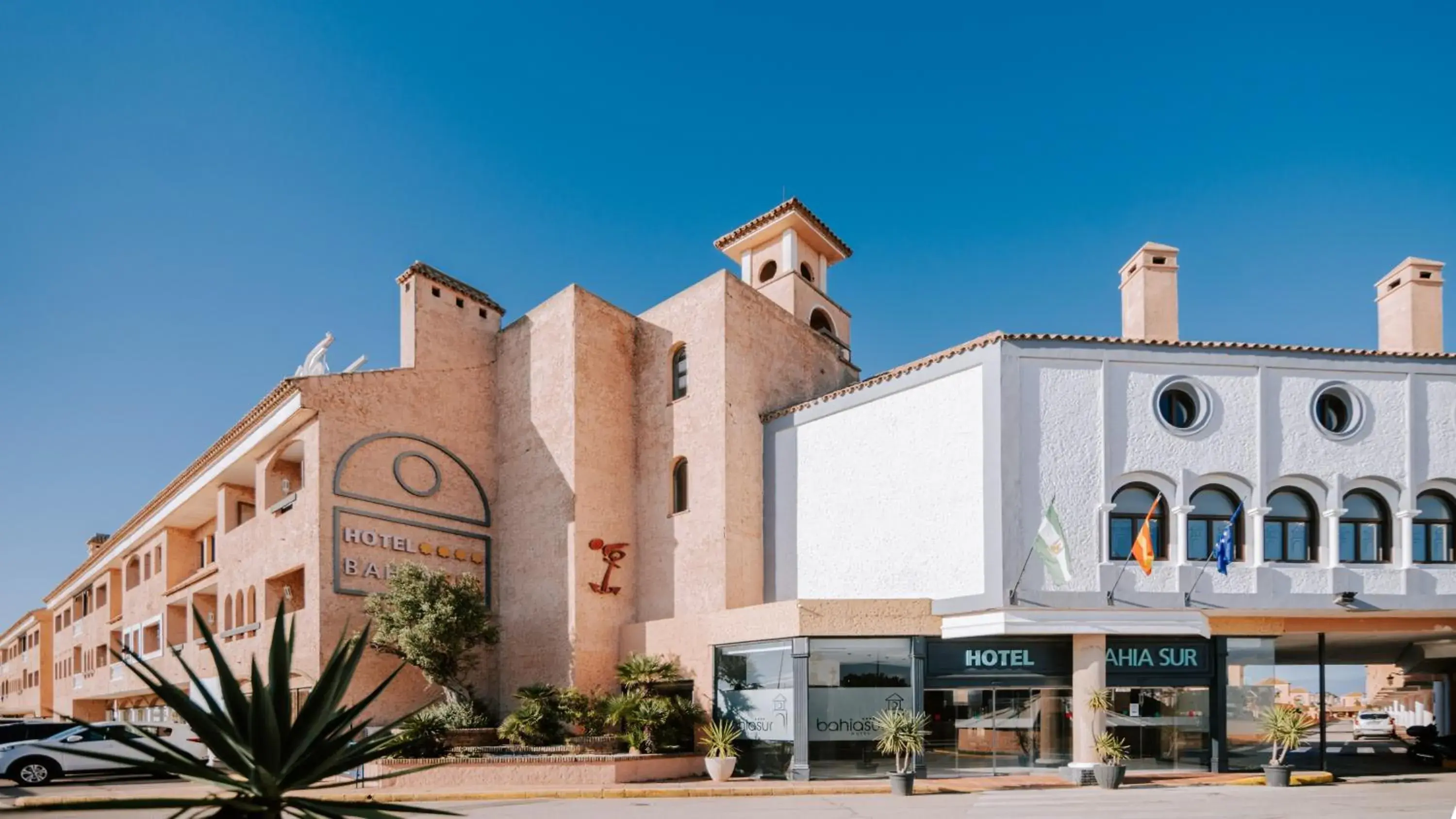 Property building in Hotel Bahia Sur Property building in Hotel Bahia Sur