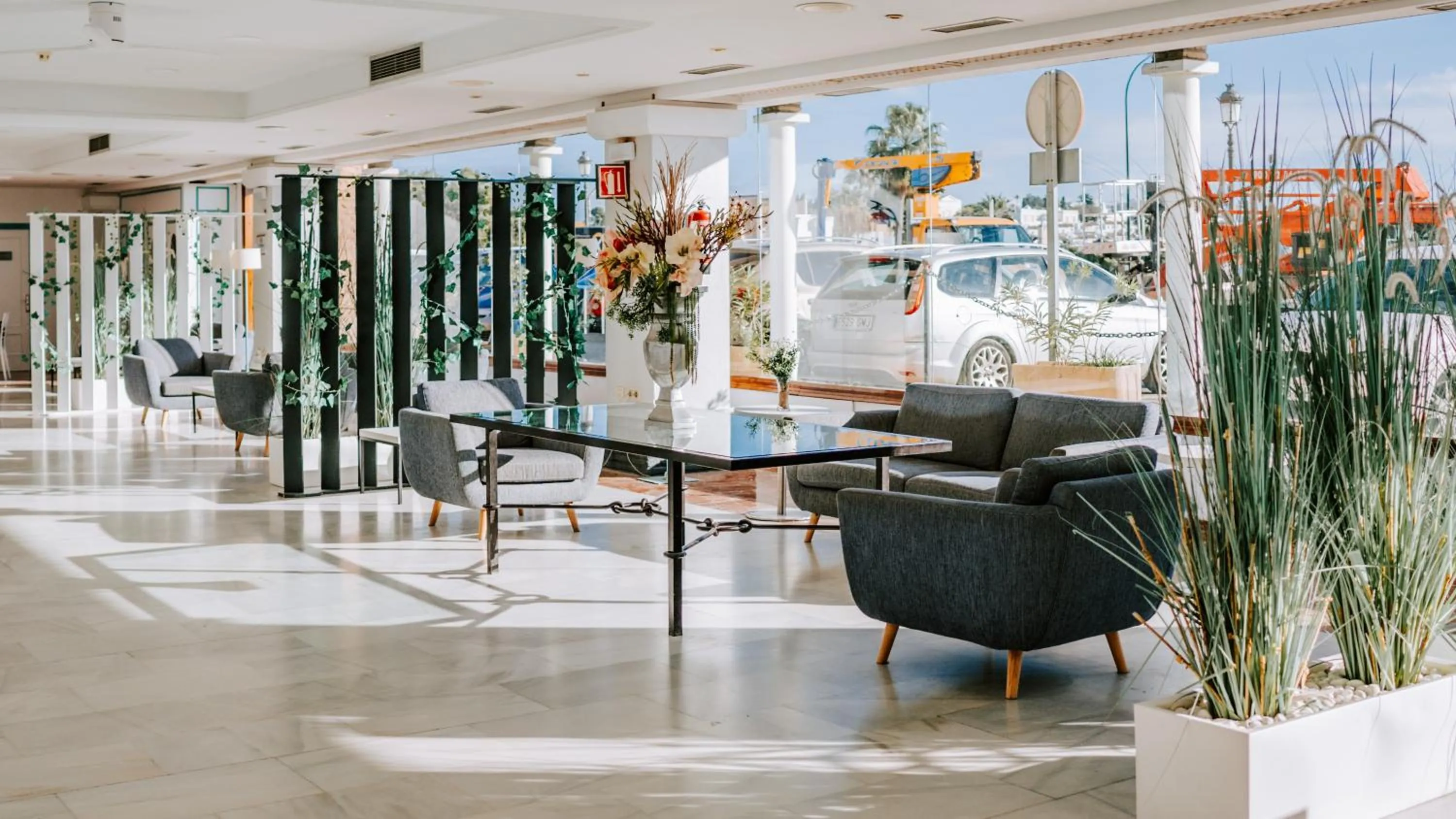 Seating area in Hotel Bahia Sur