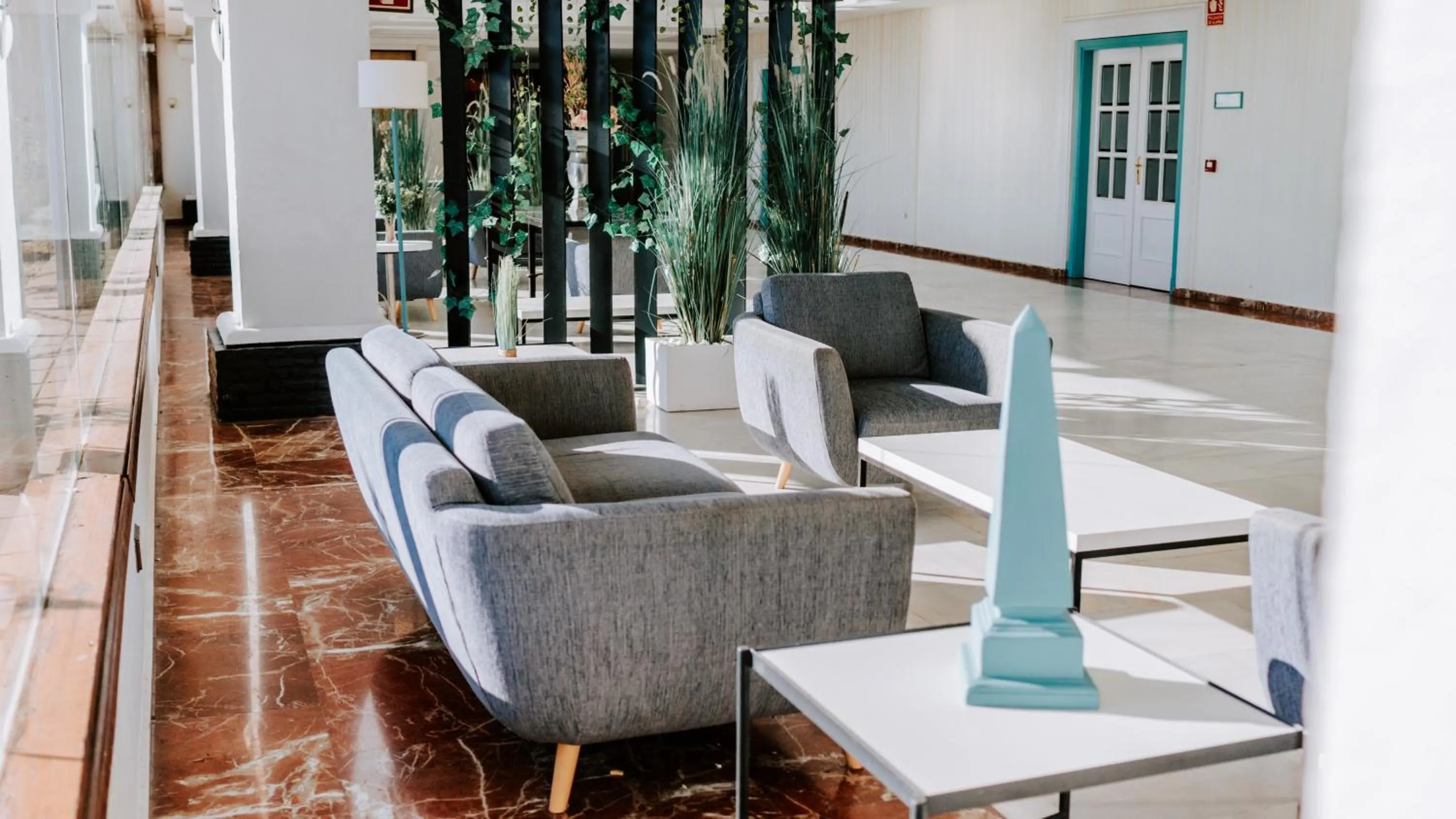 Seating area in Hotel Bahia Sur