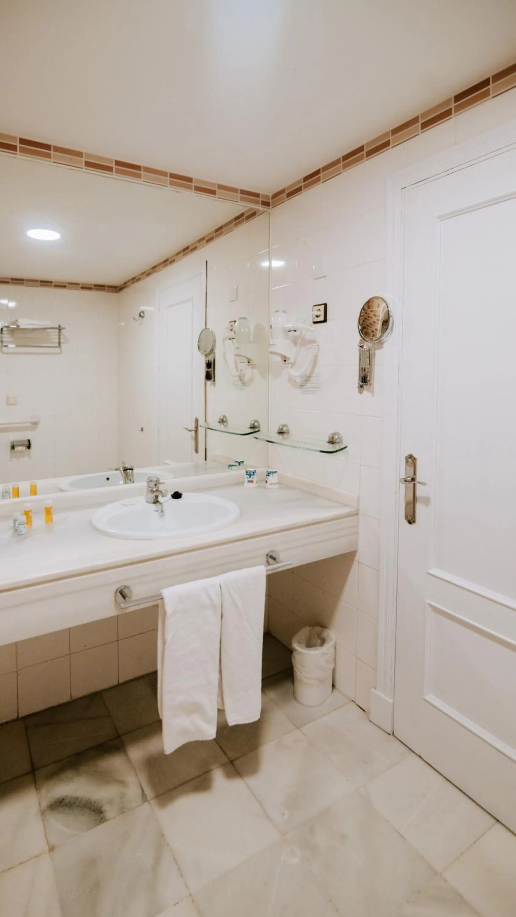 Bathroom in Hotel Bahia Sur