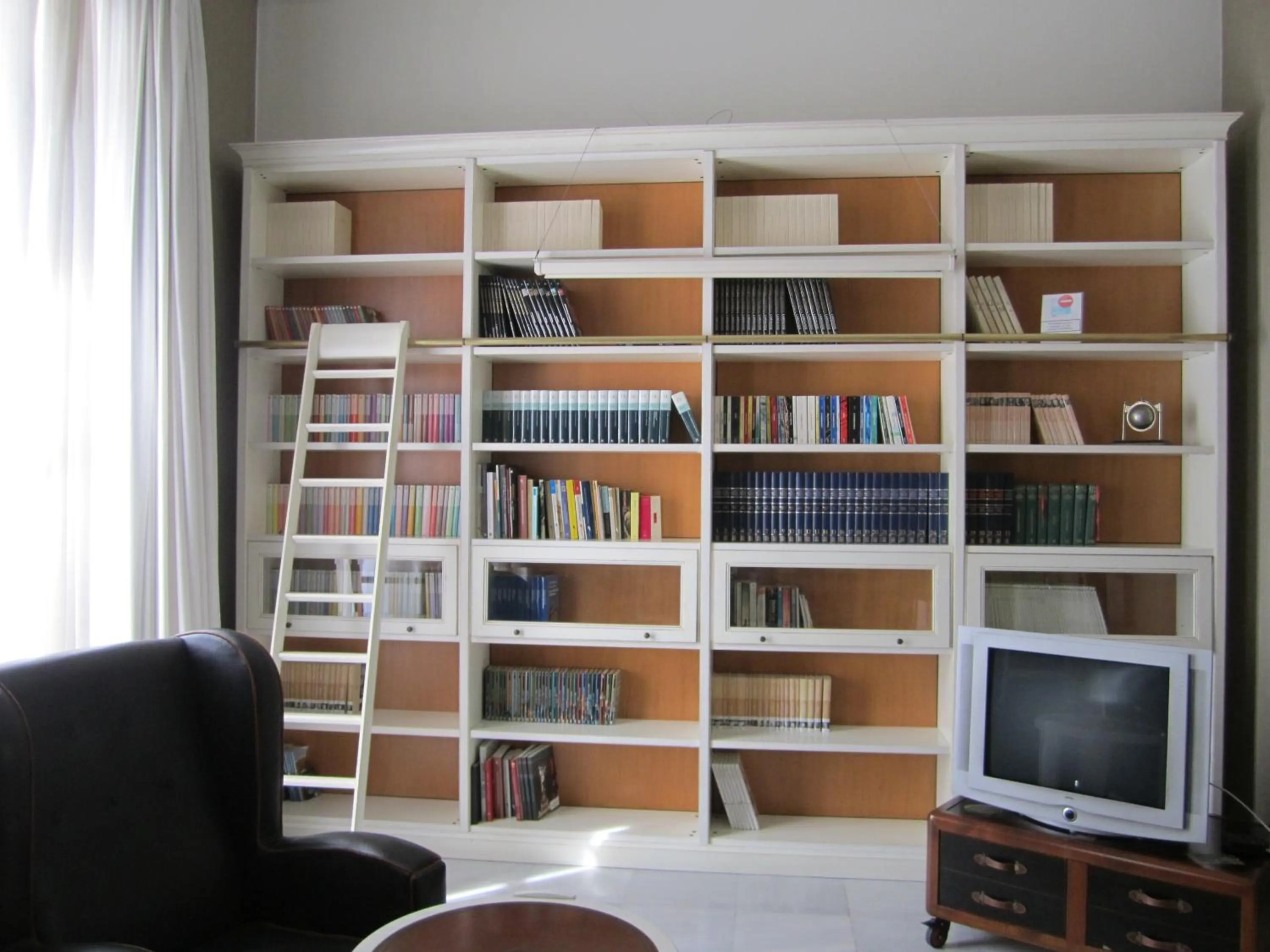 Library in Hotel Palacio Garvey
