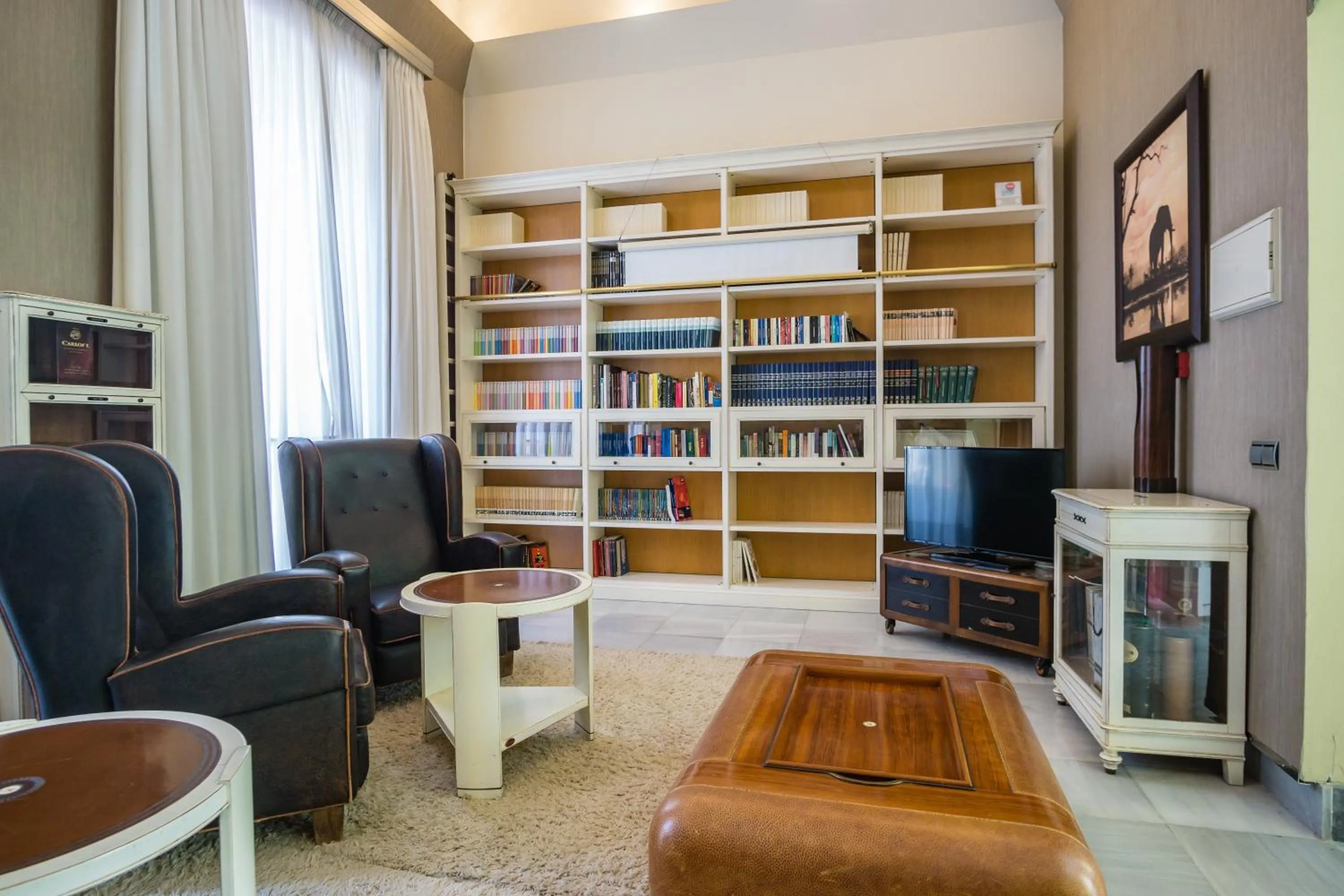 Library in Hotel Palacio Garvey