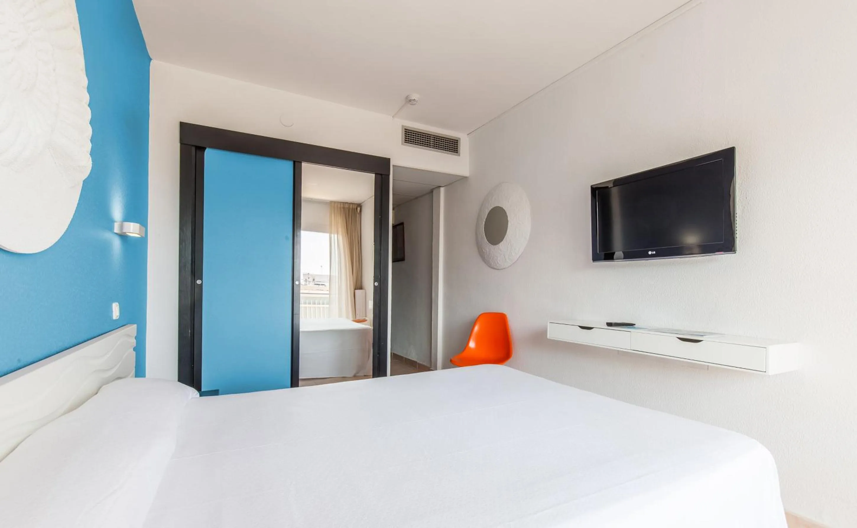 Photo of the whole room, Bed in BLUESEA Montevista Hawai