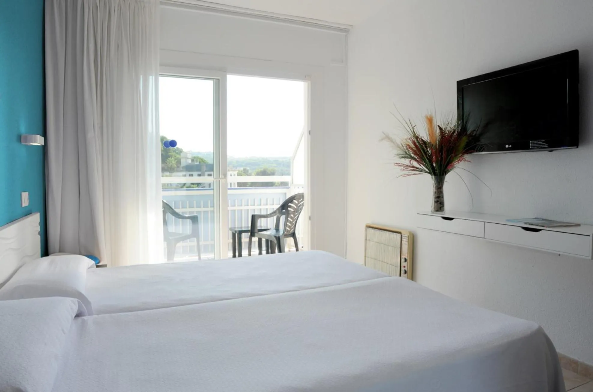 Photo of the whole room, Bed in BLUESEA Montevista Hawai