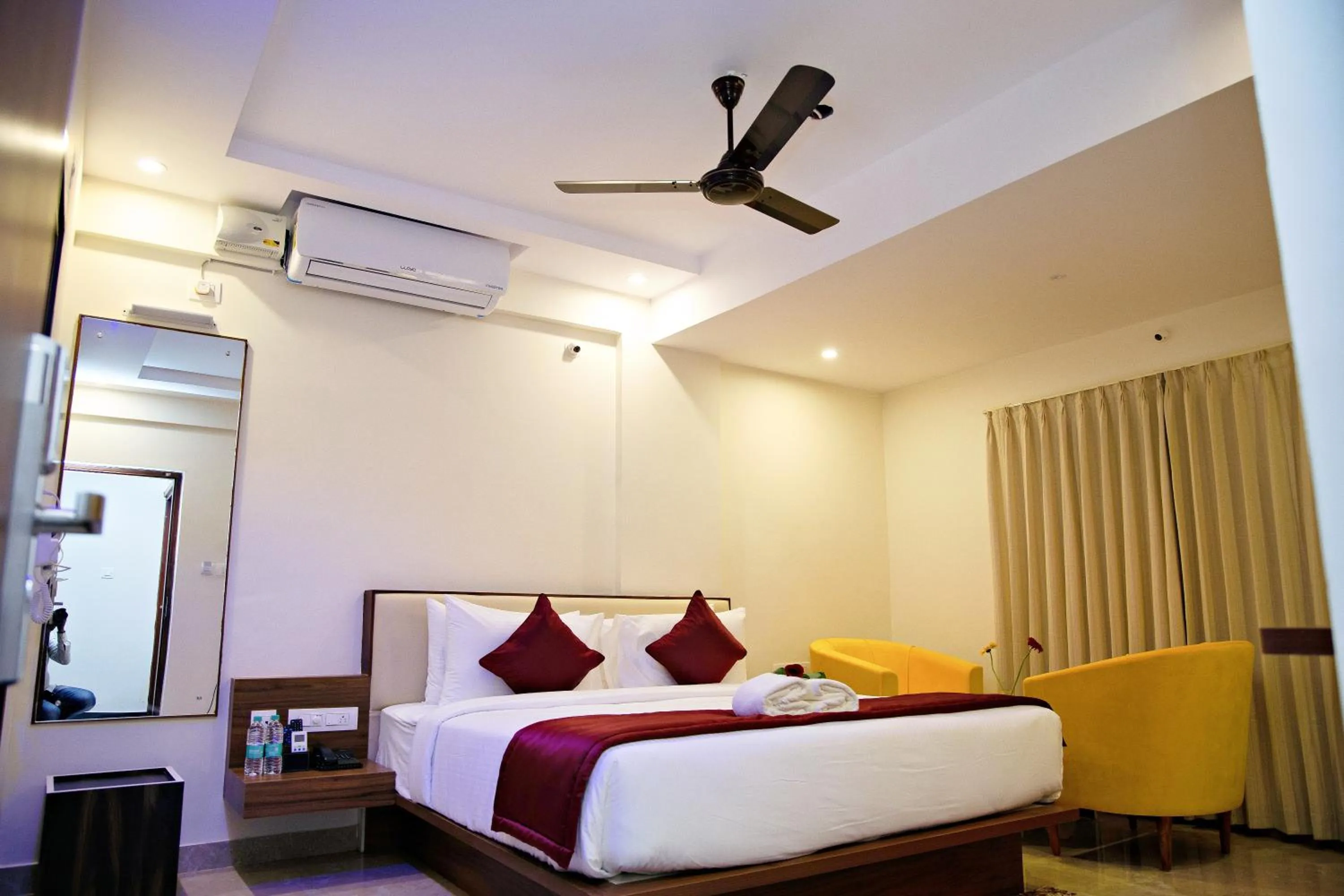 Bed in Villa Grand Hotel Near Kempegowda International Airport