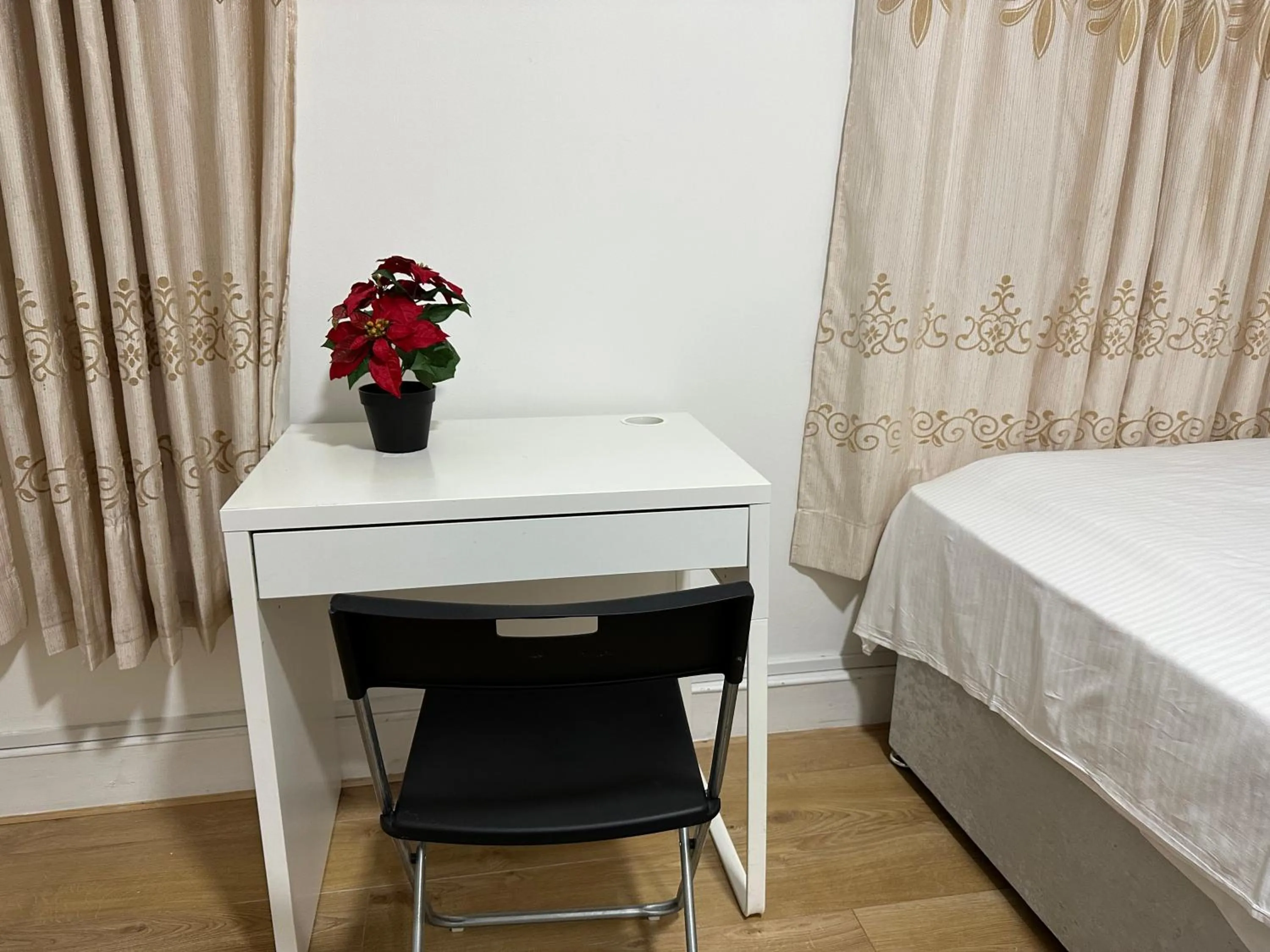 hair dresser, Bed in City Lodge Shadwell