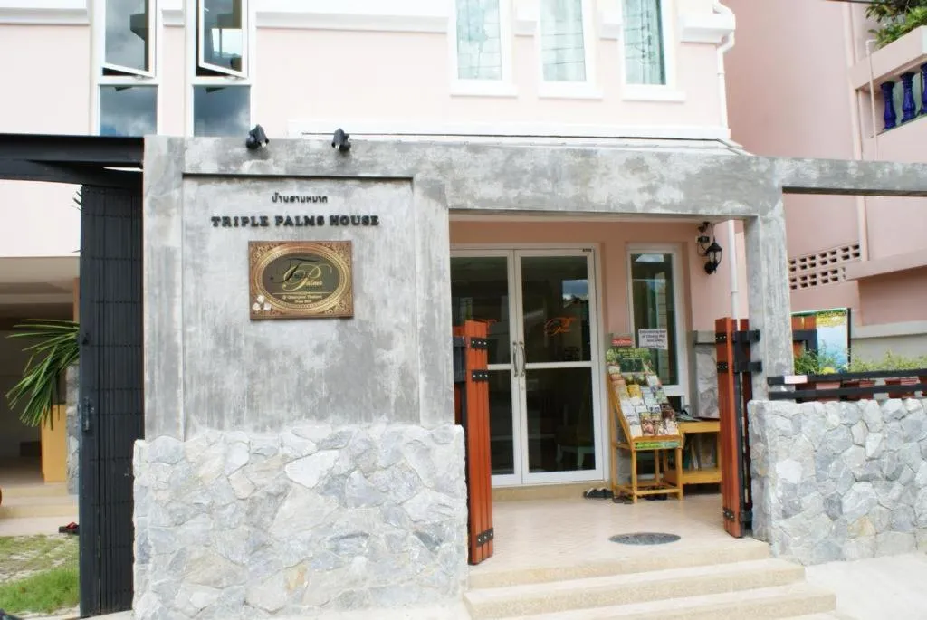 Facade/entrance in Triple Palms House