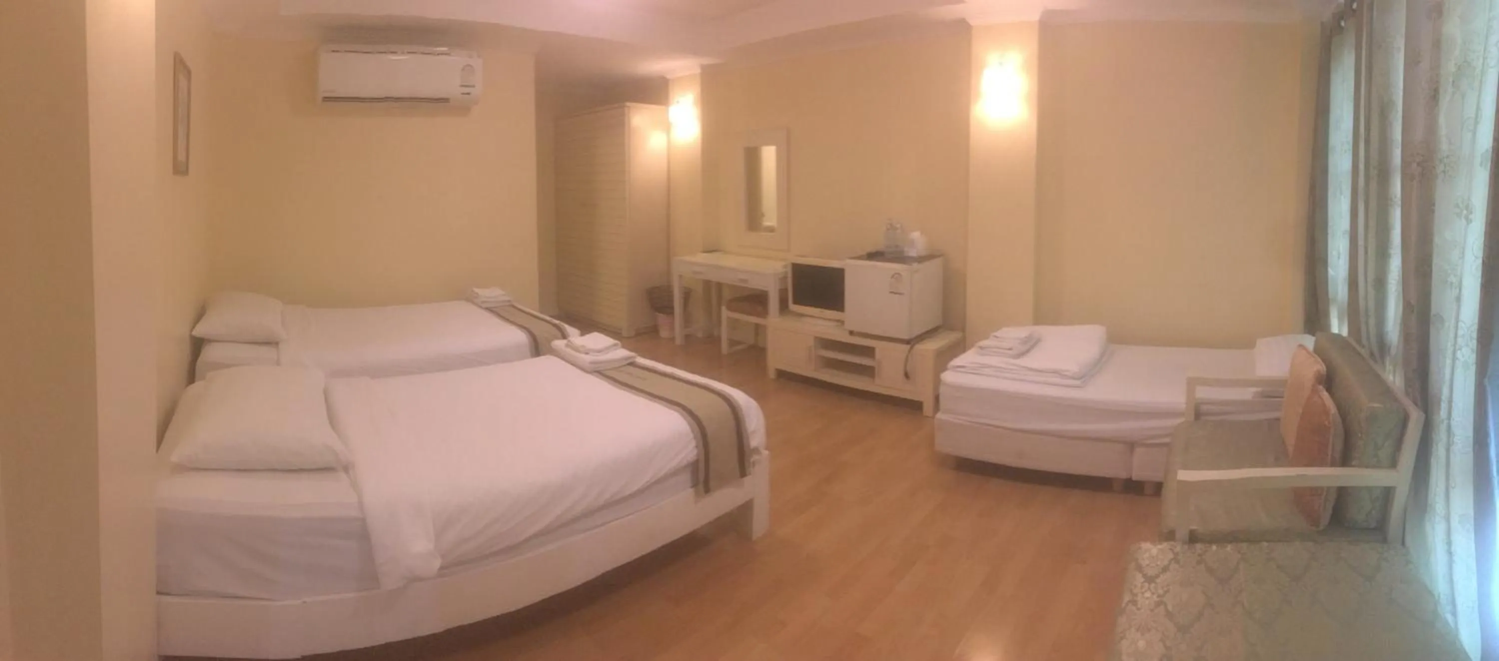 Bedroom, Bed in Triple Palms House