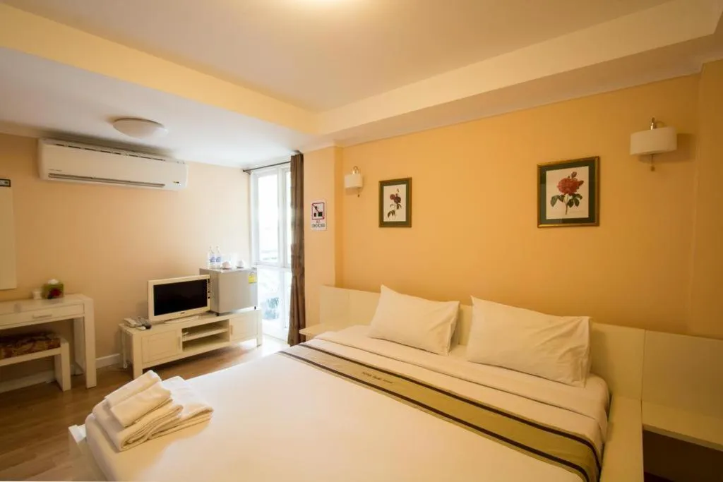 Bedroom, Bed in Triple Palms House