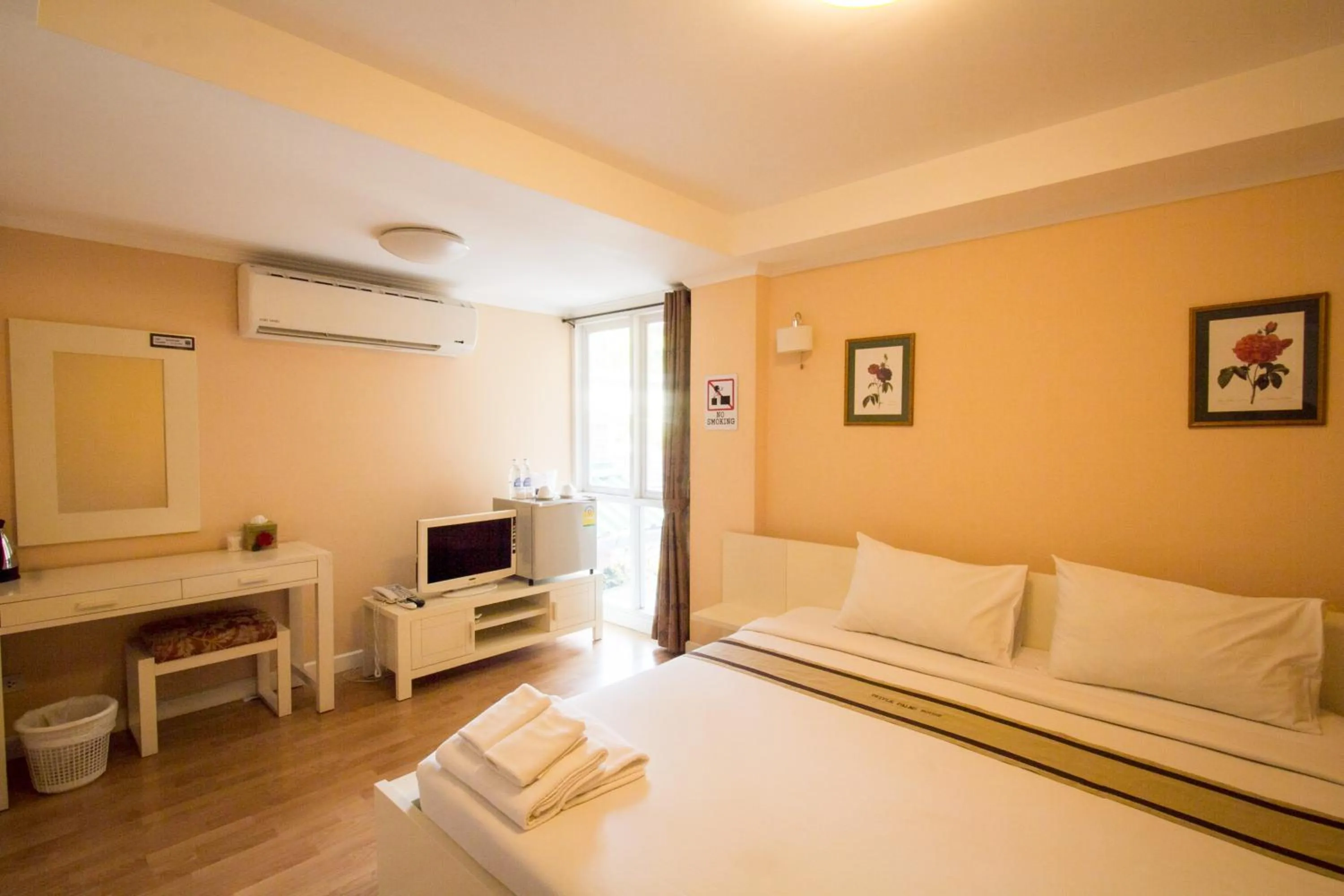 Photo of the whole room, Bed in Triple Palms House