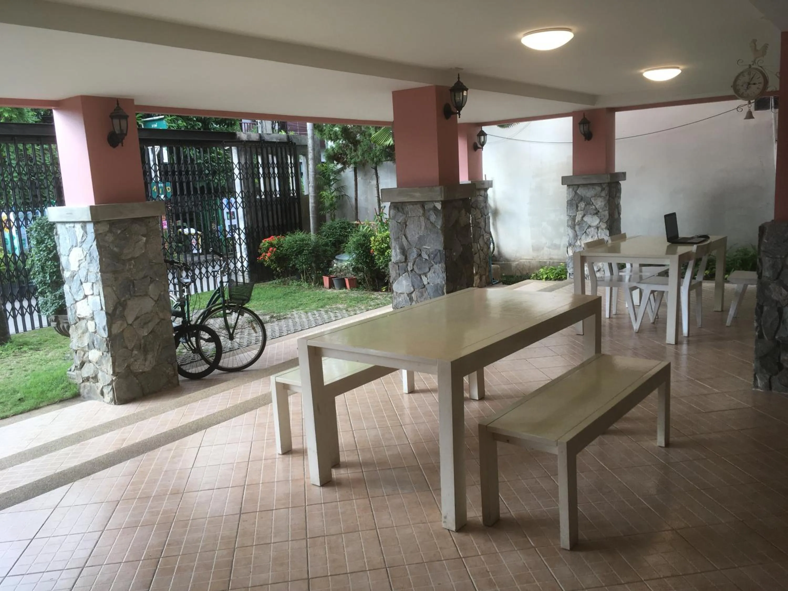 Restaurant/places to eat in Triple Palms House