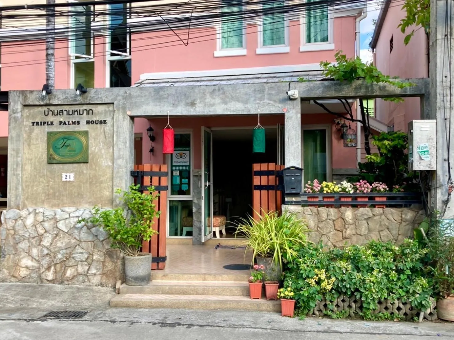 Facade/entrance in Triple Palms House