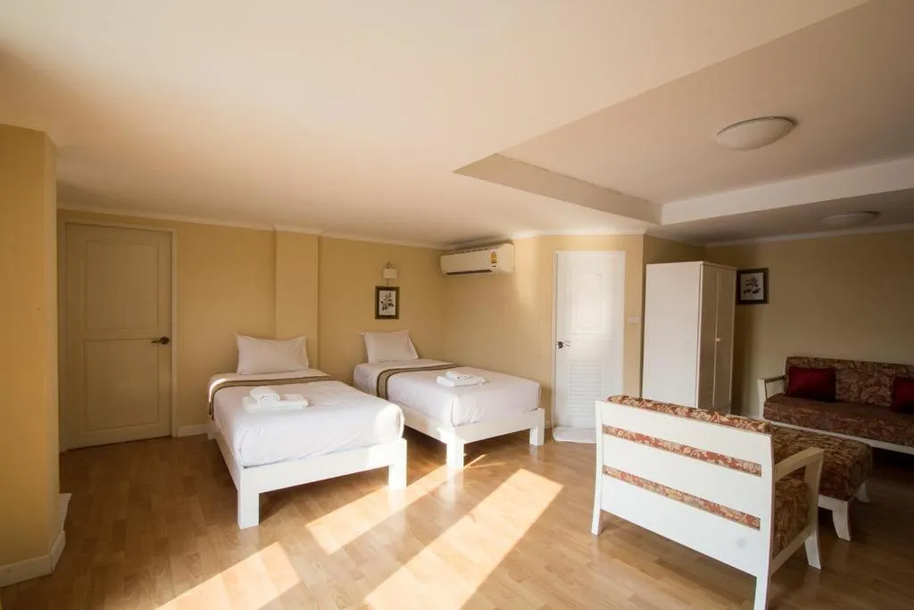 Living room, Bed in Triple Palms House