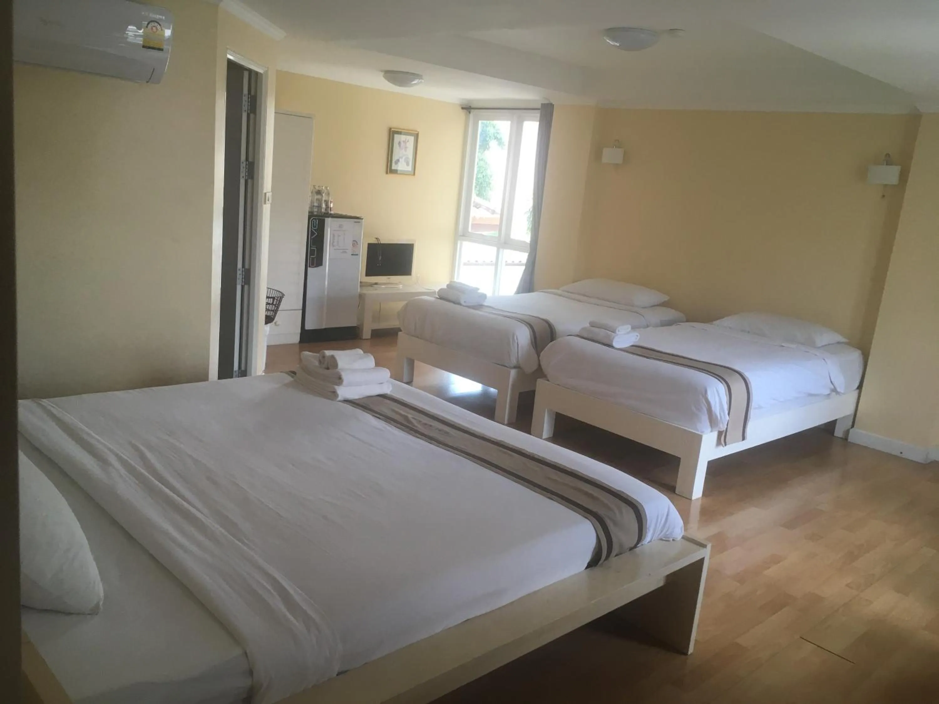 Photo of the whole room, Bed in Triple Palms House