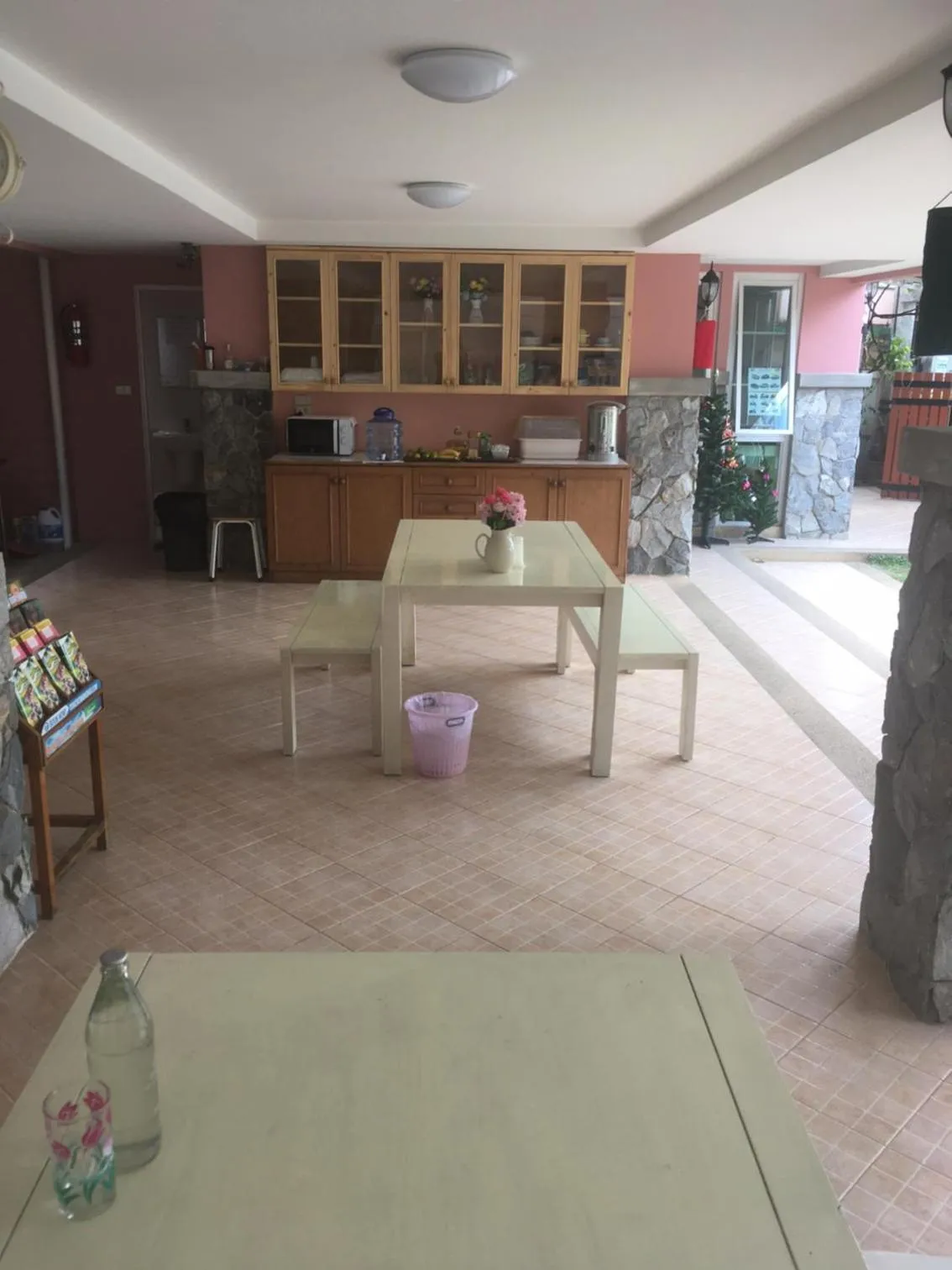 Kitchen or kitchenette in Triple Palms House