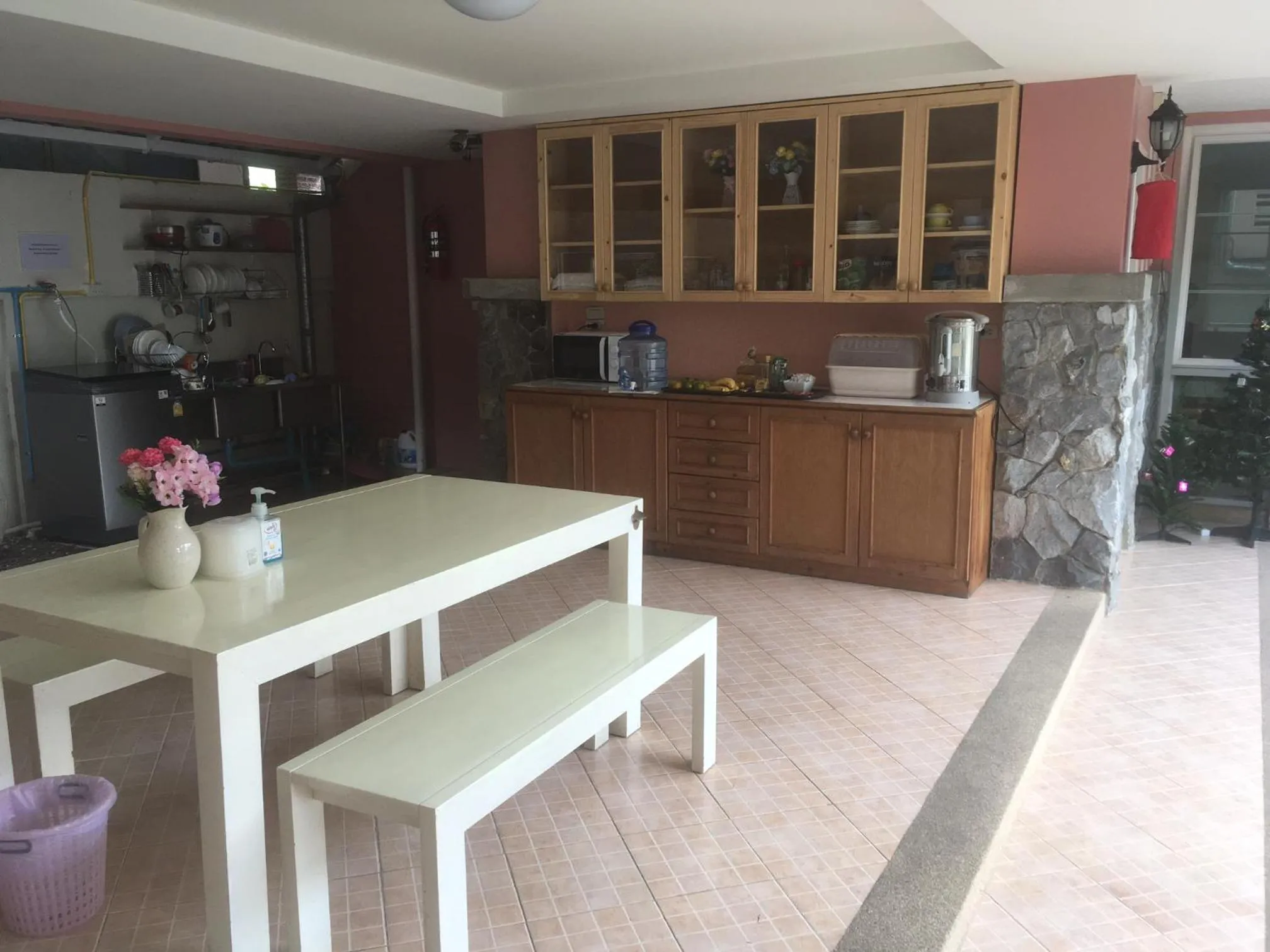 Kitchen or kitchenette in Triple Palms House