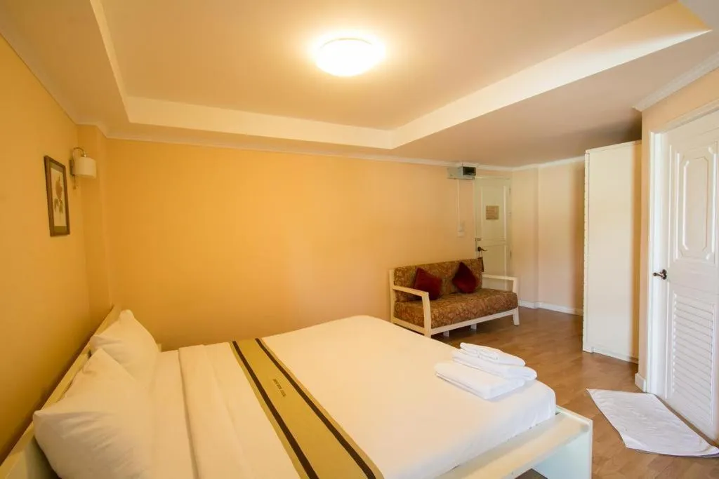 Bedroom, Bed in Triple Palms House