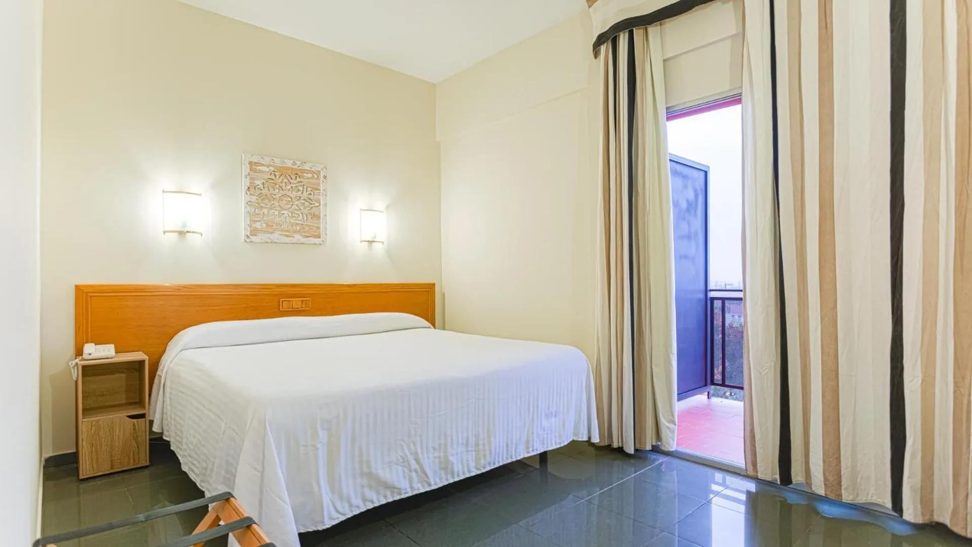 City view, Bed in Hotel Zeus