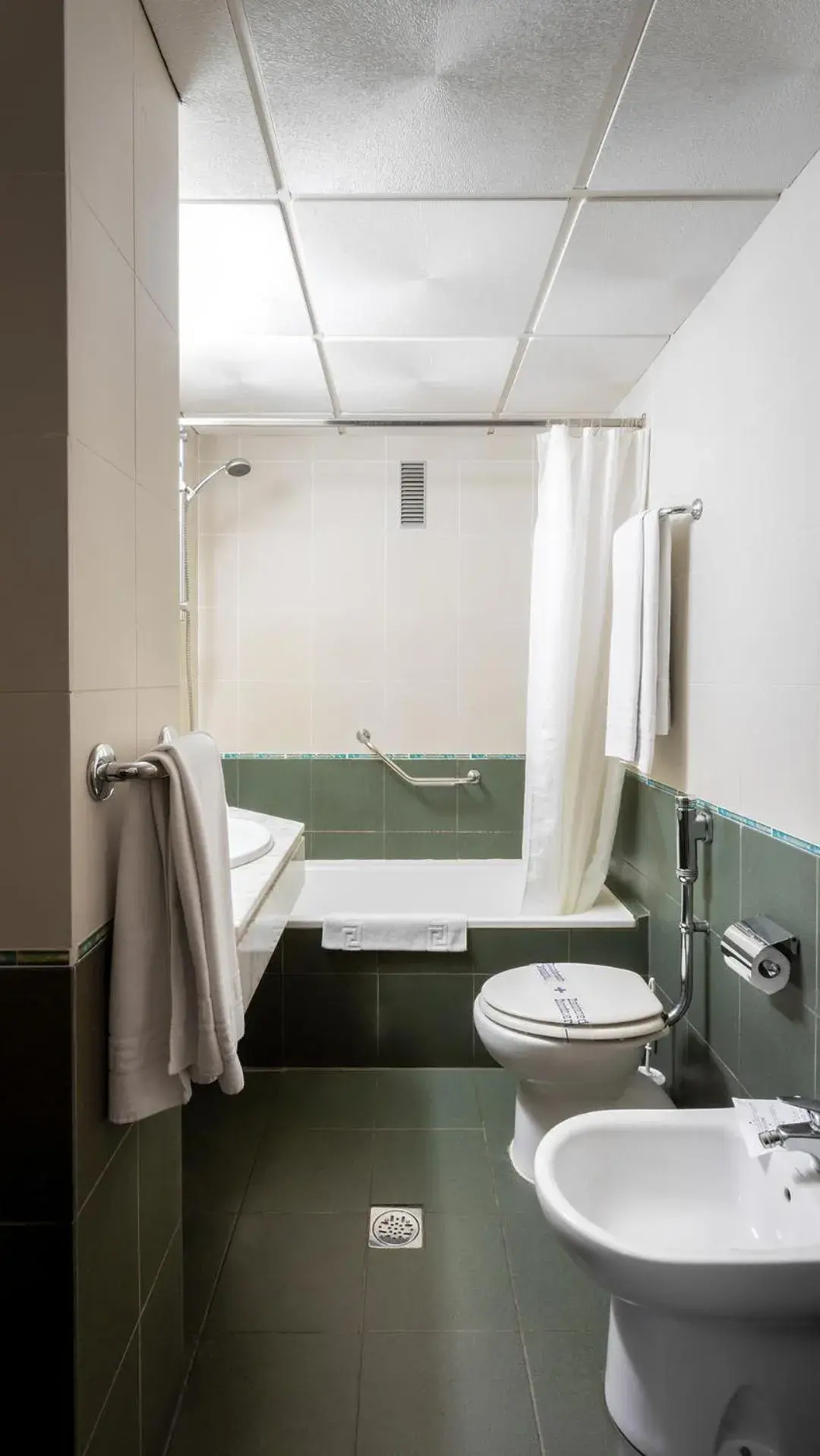 Public Bath, Bed in Hotel Zeus Public Bath, Bed in Hotel Zeus