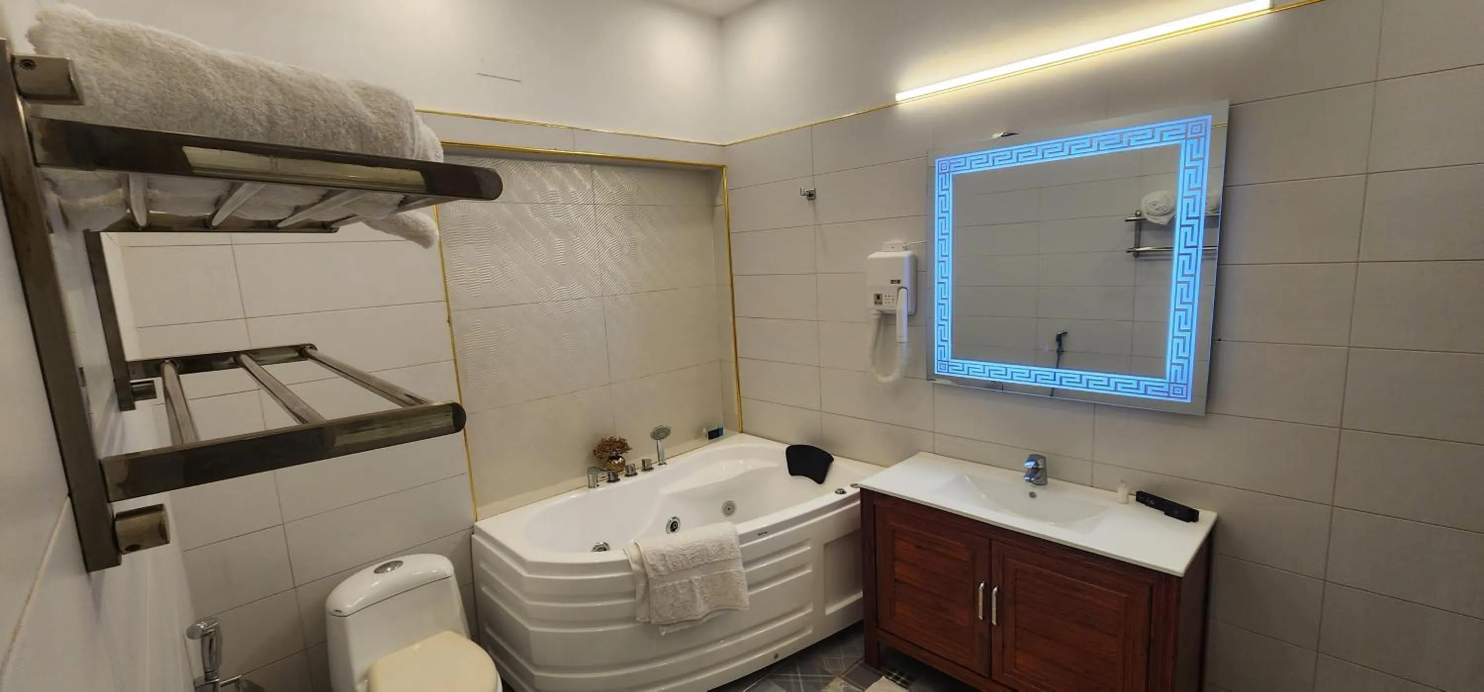 Shower in Lawrence View Hotel, Lahore