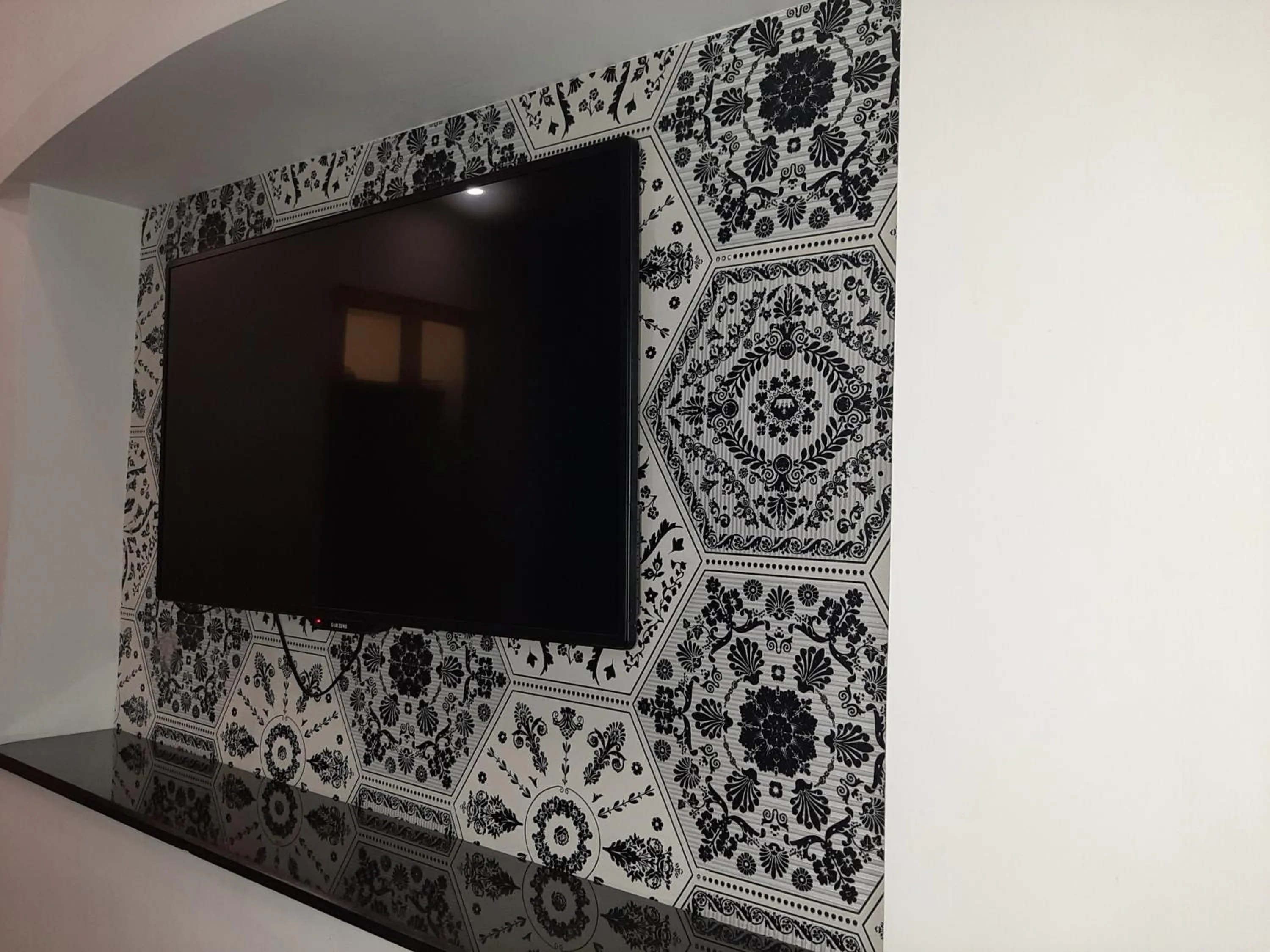 TV and multimedia in Lawrence View Hotel, Lahore