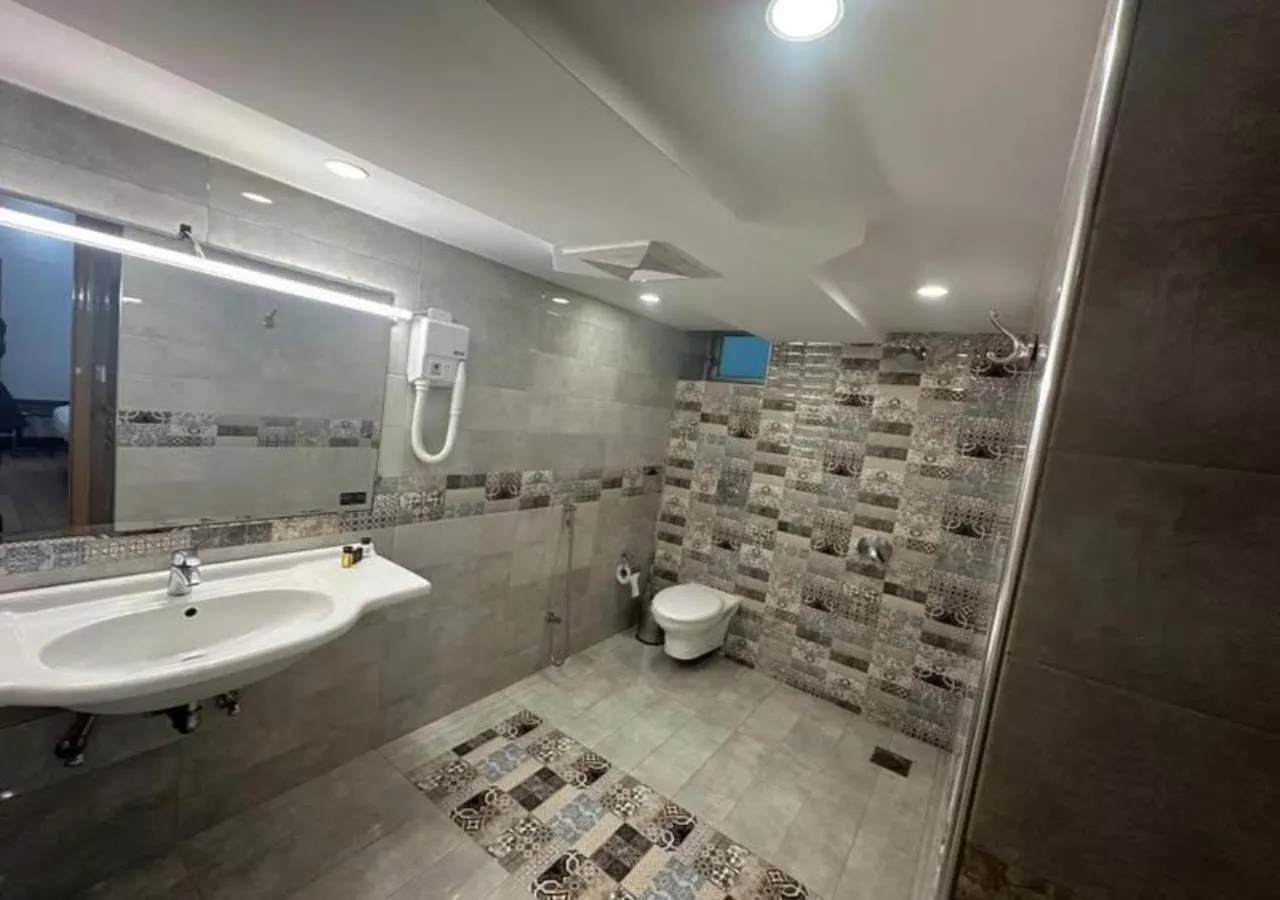 Shower in Lawrence View Hotel, Lahore