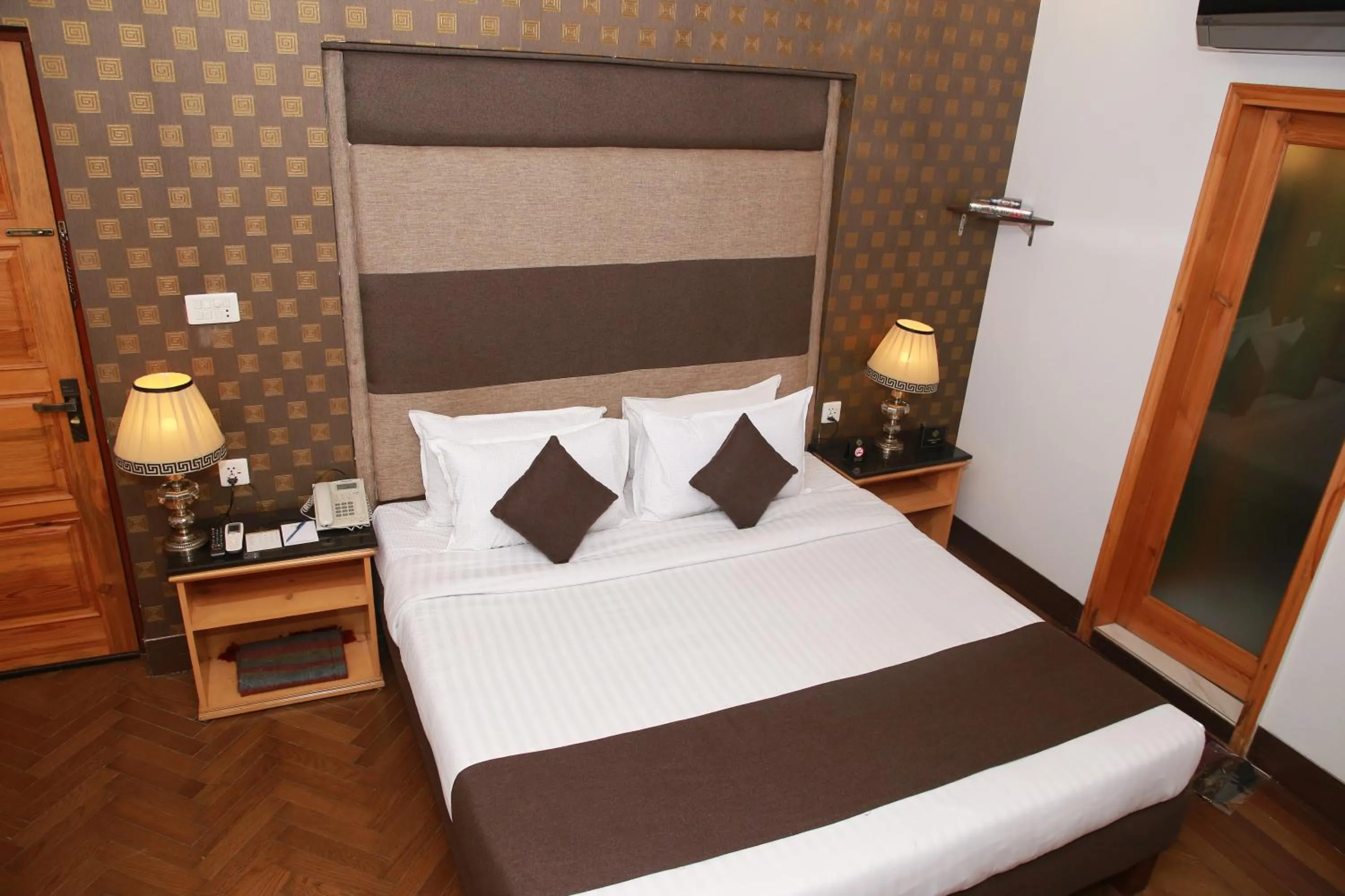 Bedroom, Bed in Lawrence View Hotel, Lahore