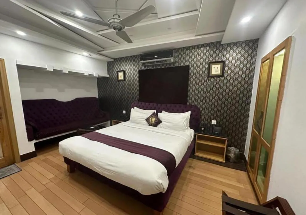 Bed in Lawrence View Hotel, Lahore