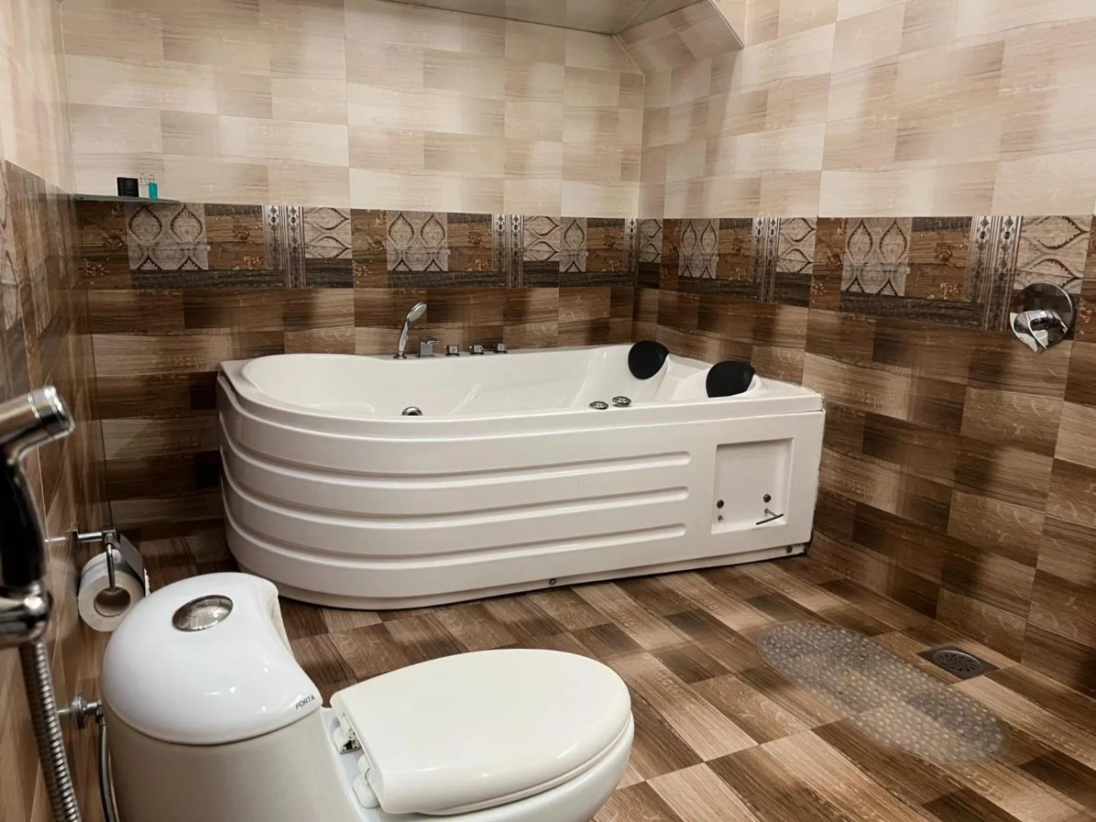 Bathroom in Lawrence View Hotel, Lahore