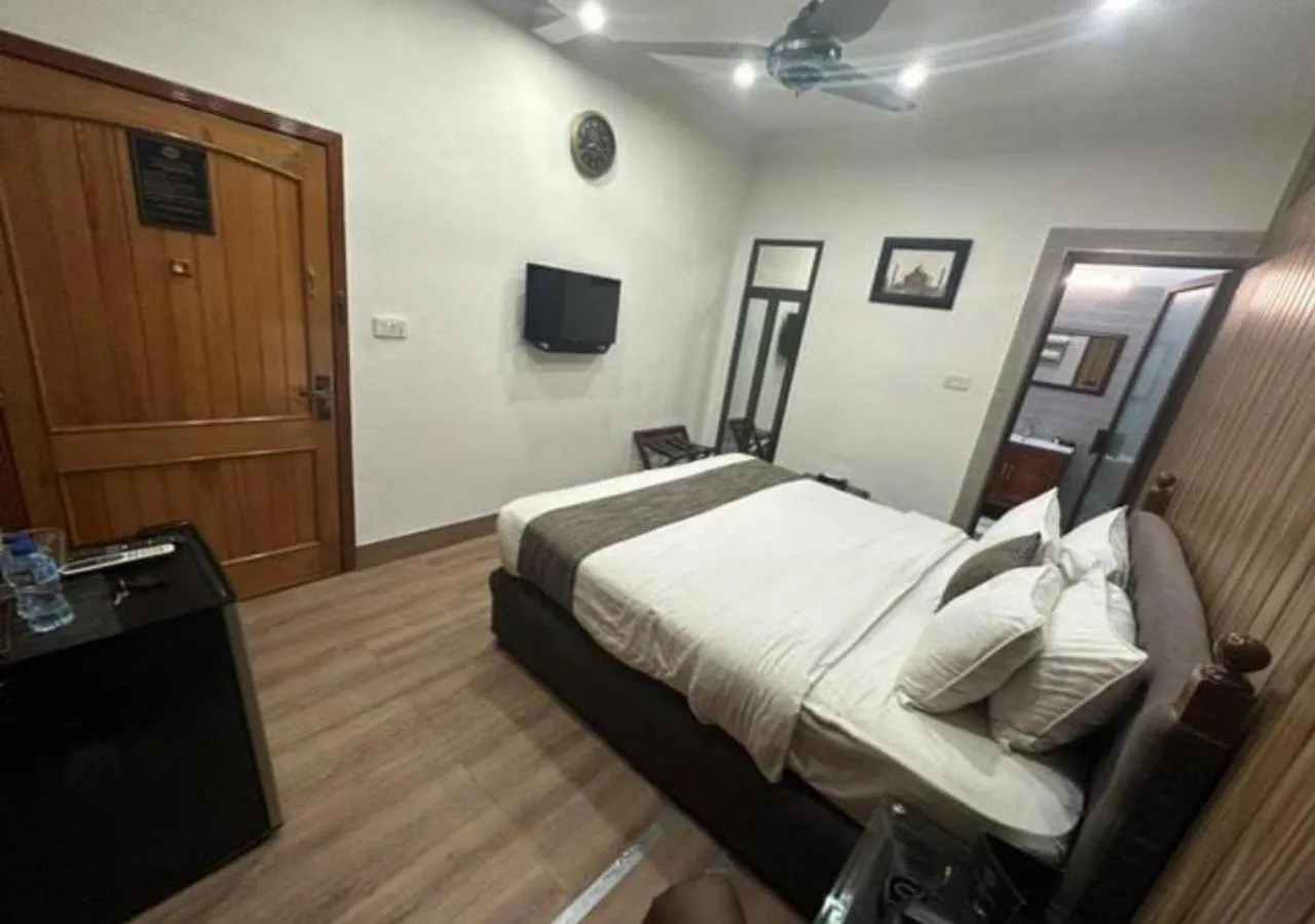 TV and multimedia, Bed in Lawrence View Hotel, Lahore