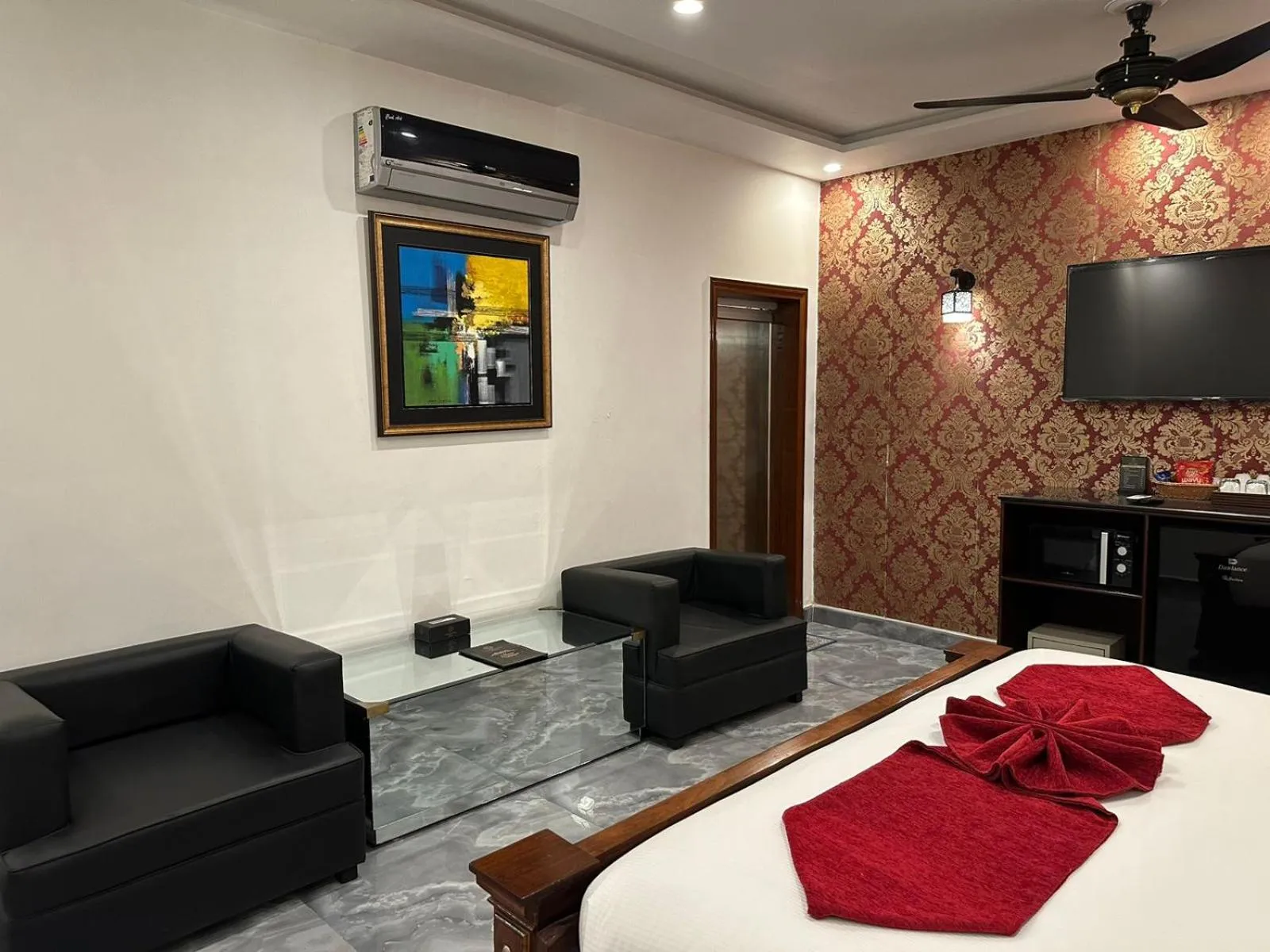 Photo of the whole room, Bed in Lawrence View Hotel, Lahore