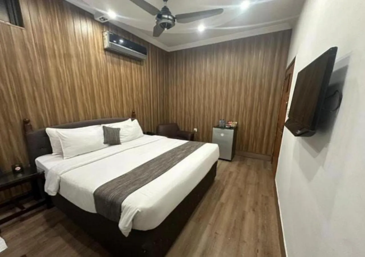 TV and multimedia, Bed in Lawrence View Hotel, Lahore