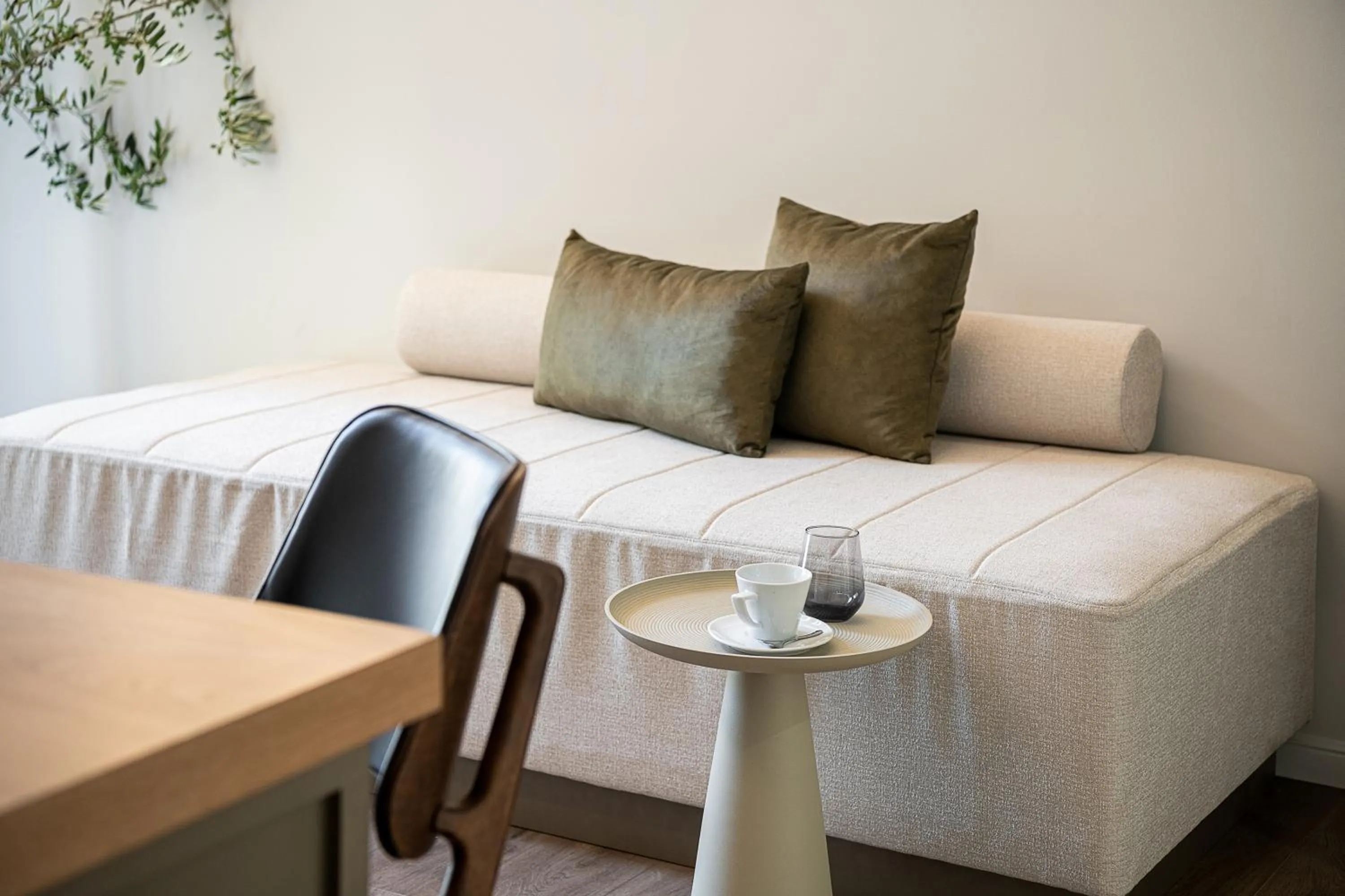 Seating area, Bed in Elia Erato