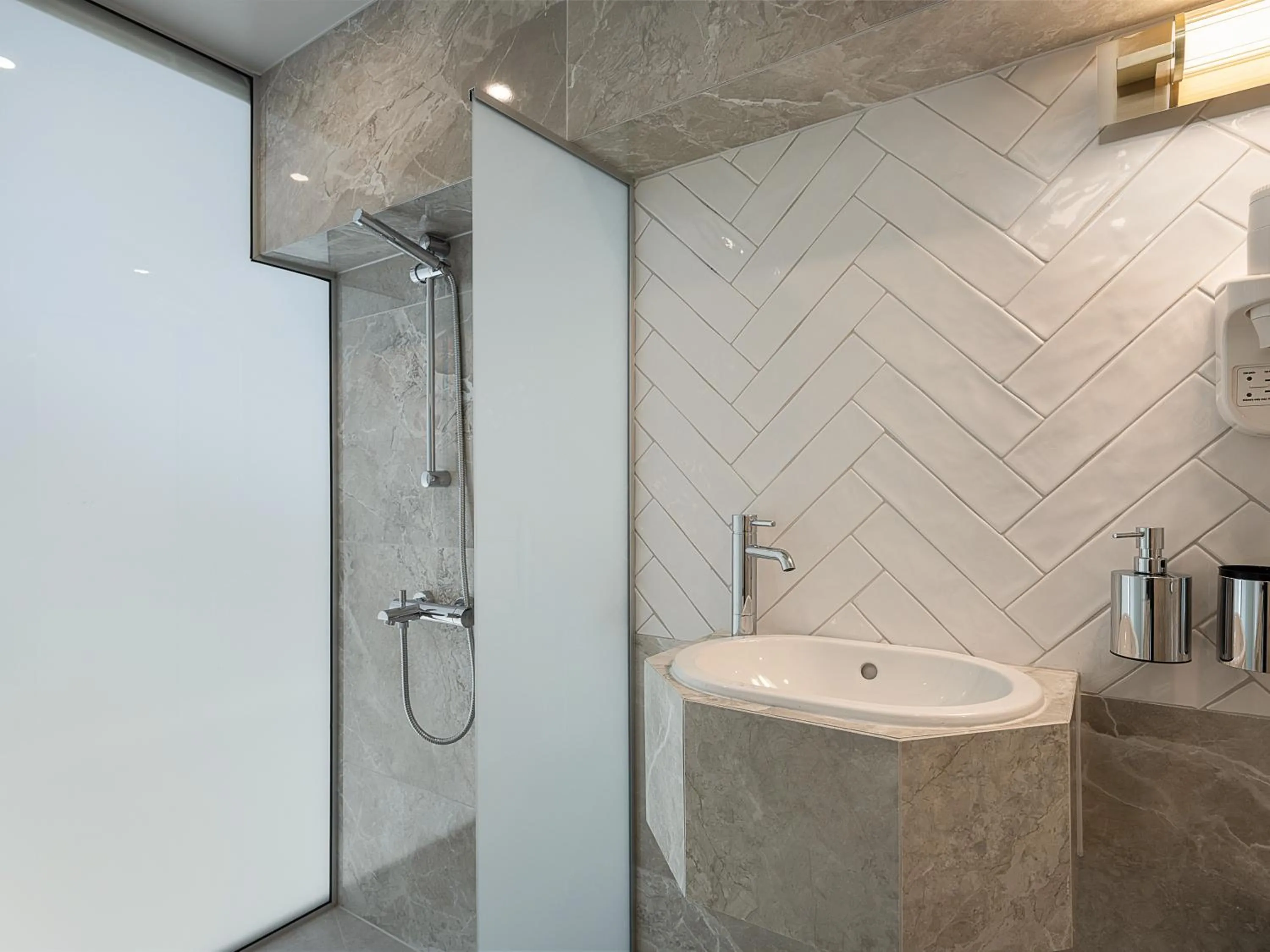 Shower in Elia Erato