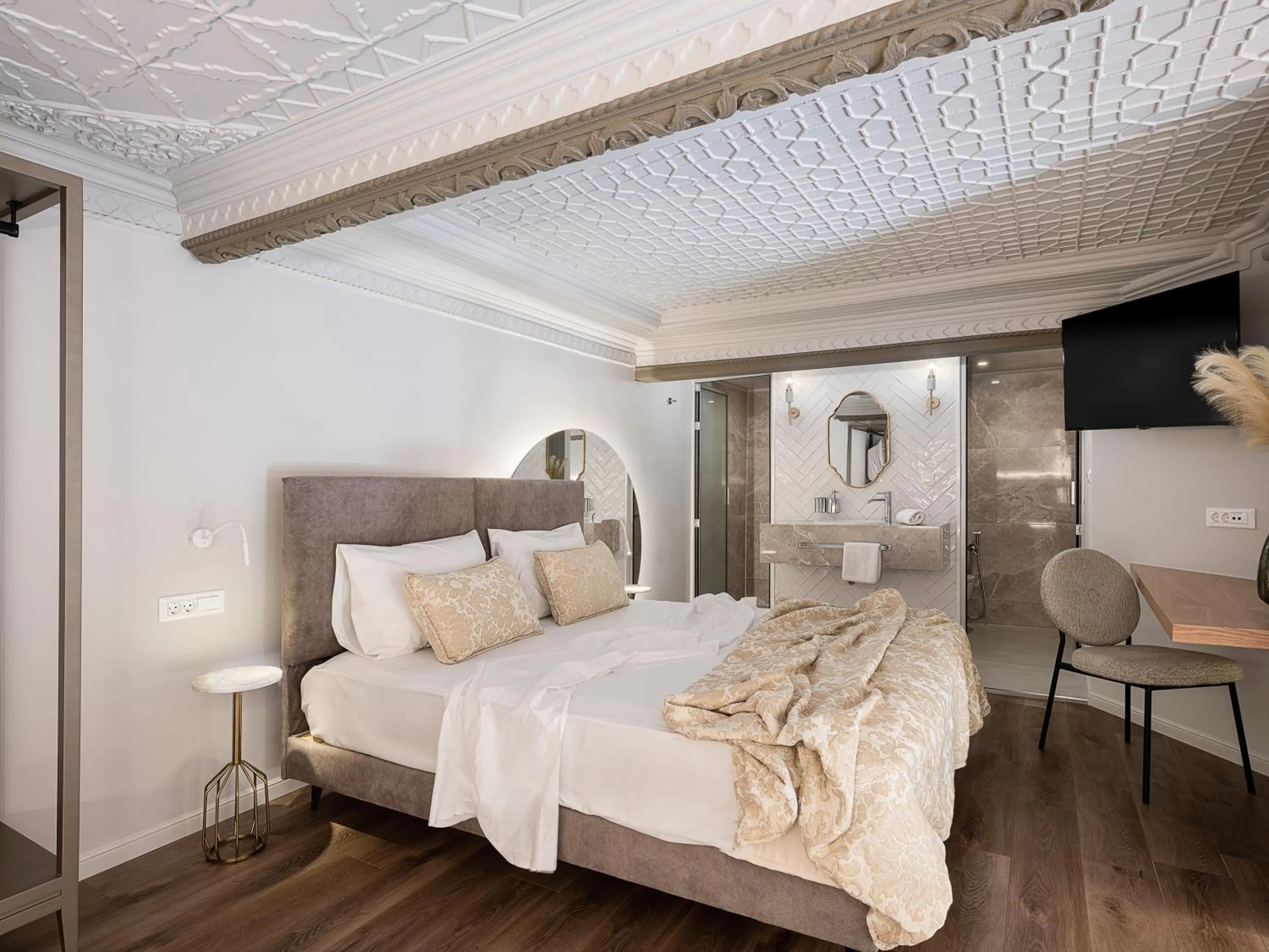 Seating area, Bed in Elia Erato