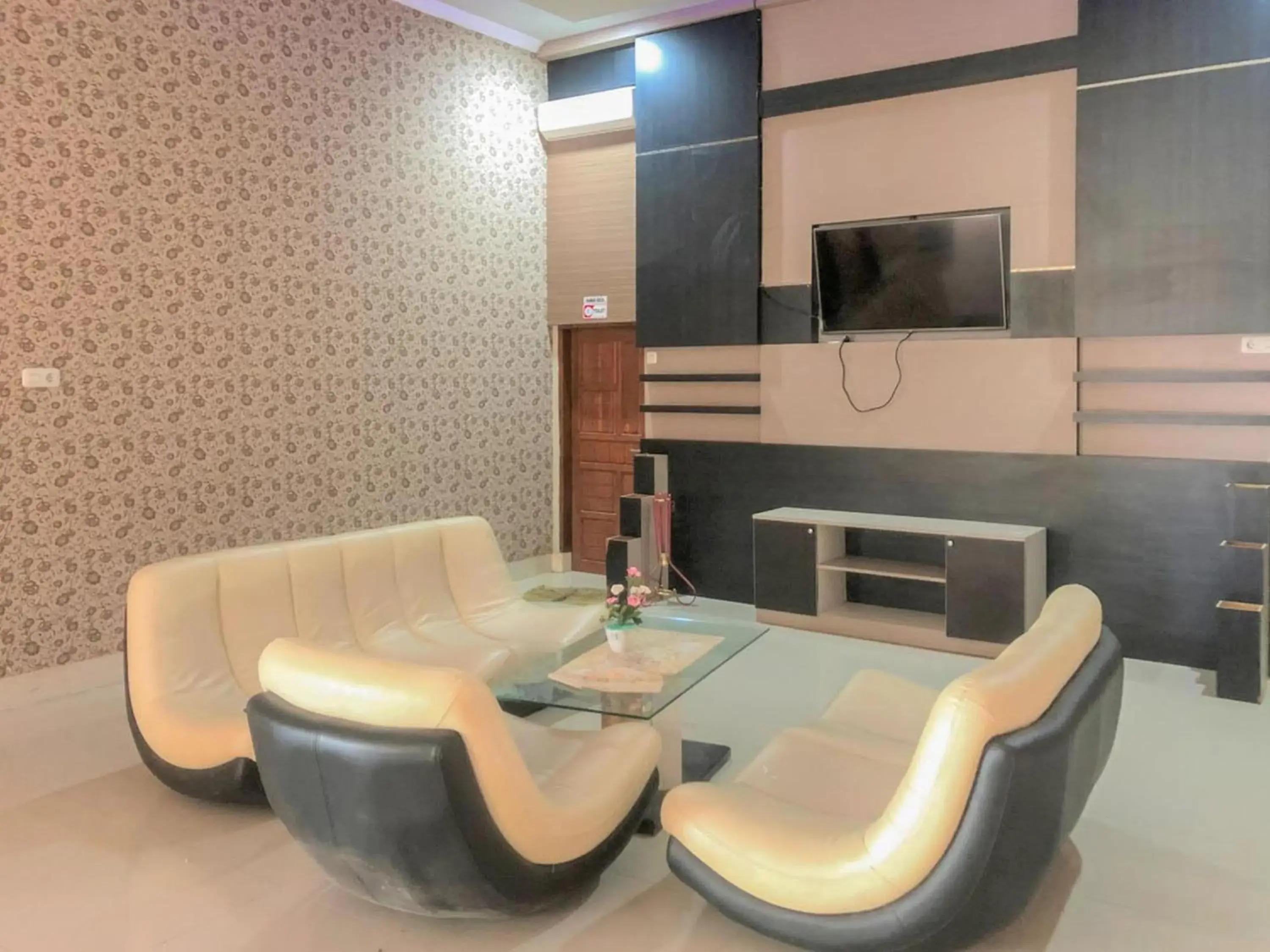 Living room in Edotel SMKN 2 Pinrang Mitra RedDoorz Living room in Edotel SMKN 2 Pinrang Mitra RedDoorz