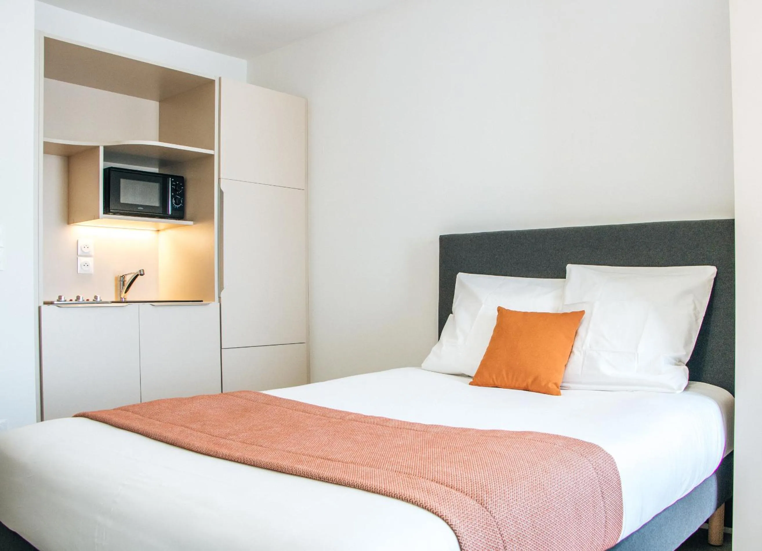 Kitchen or kitchenette, Bed in Twenty Business Flats Lille - Bayard