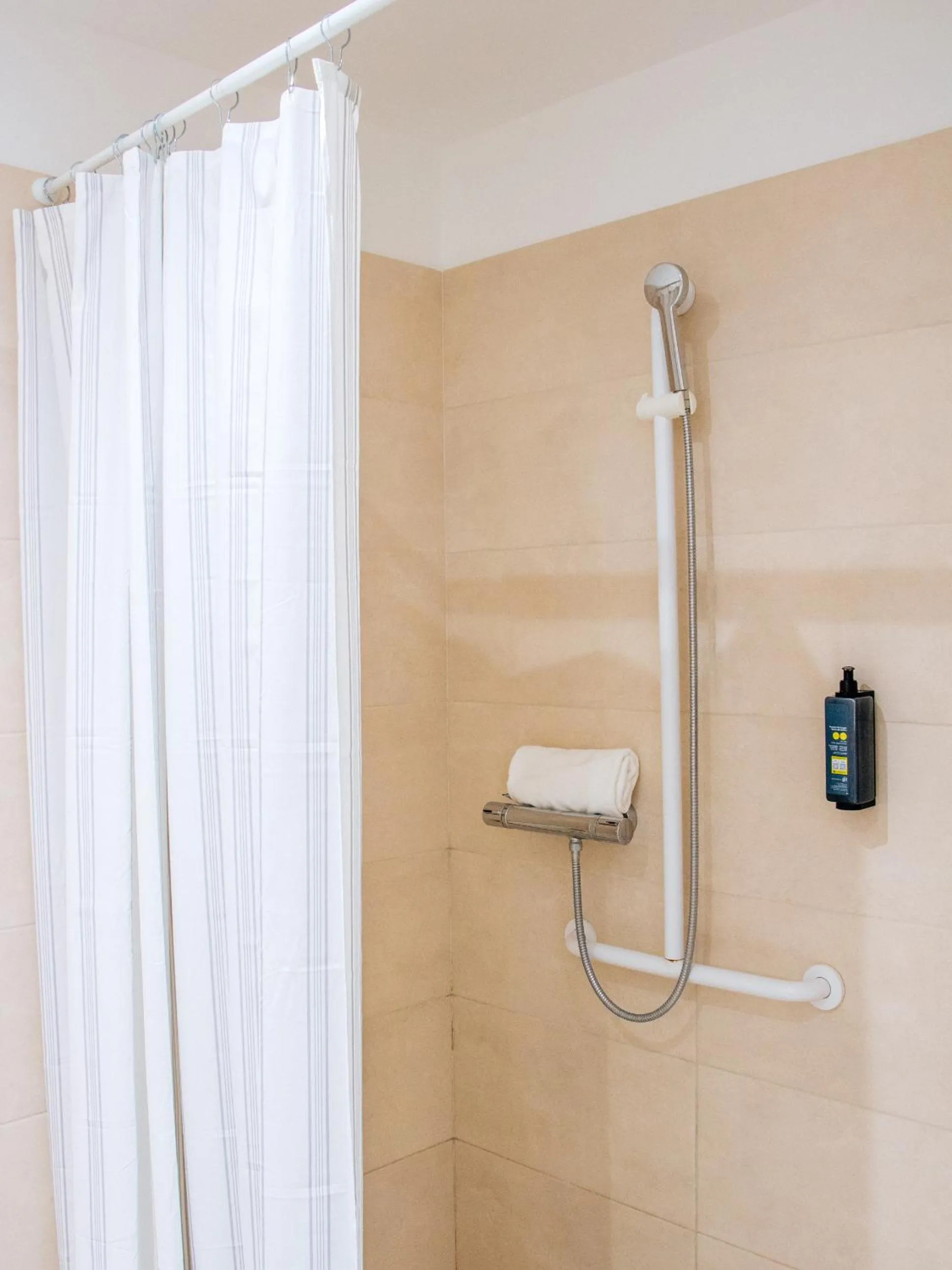 Shower in Twenty Business Flats Lille - Bayard