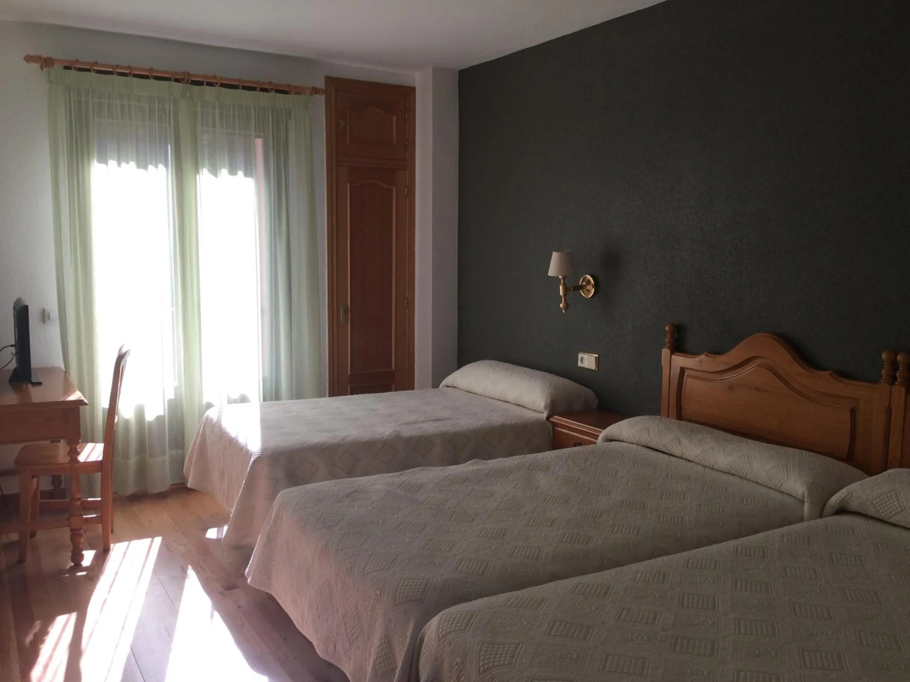 Bed in Hotel Cinco Castaños