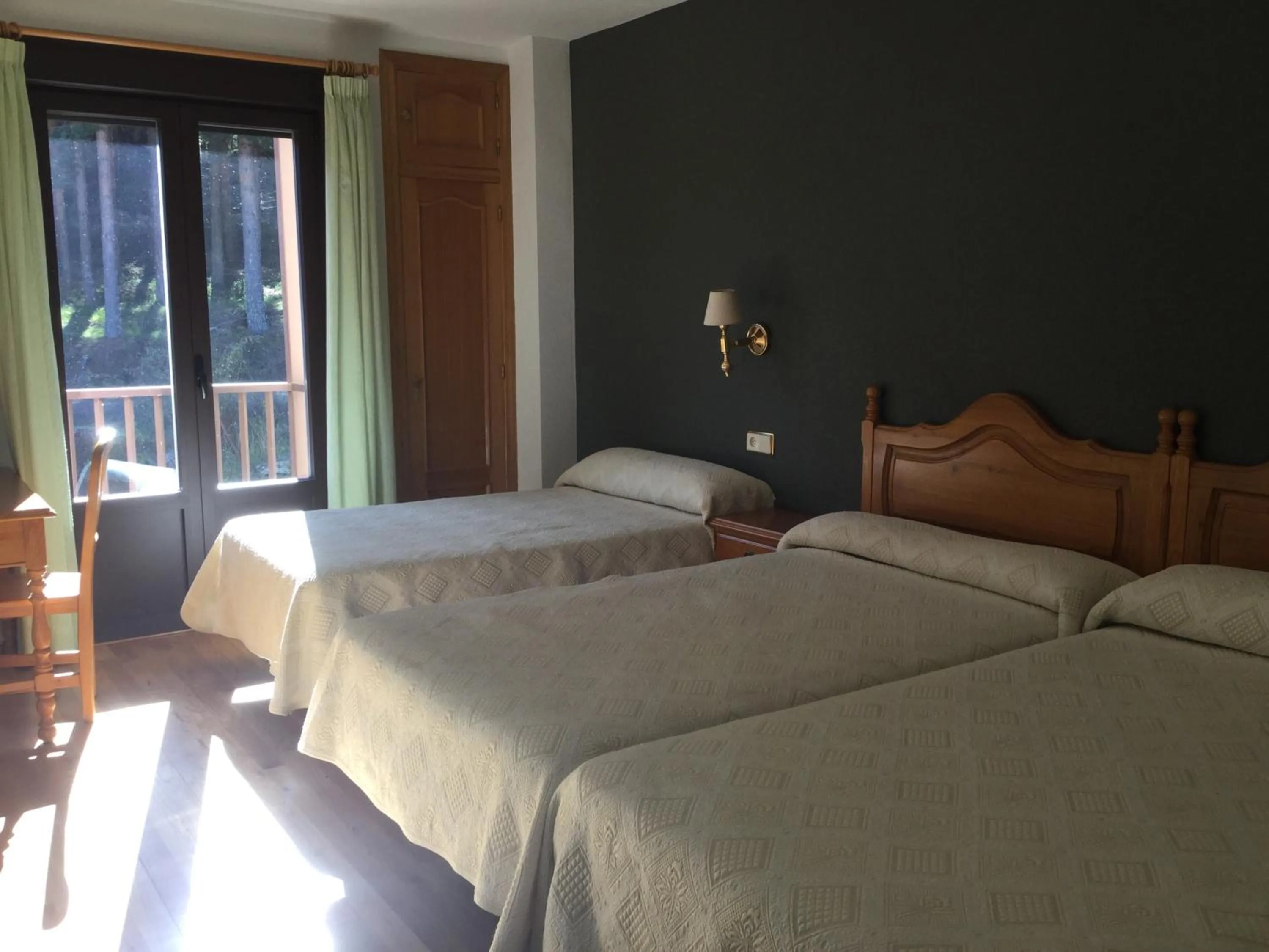 Bedroom, Bed in Hotel Cinco Castaños