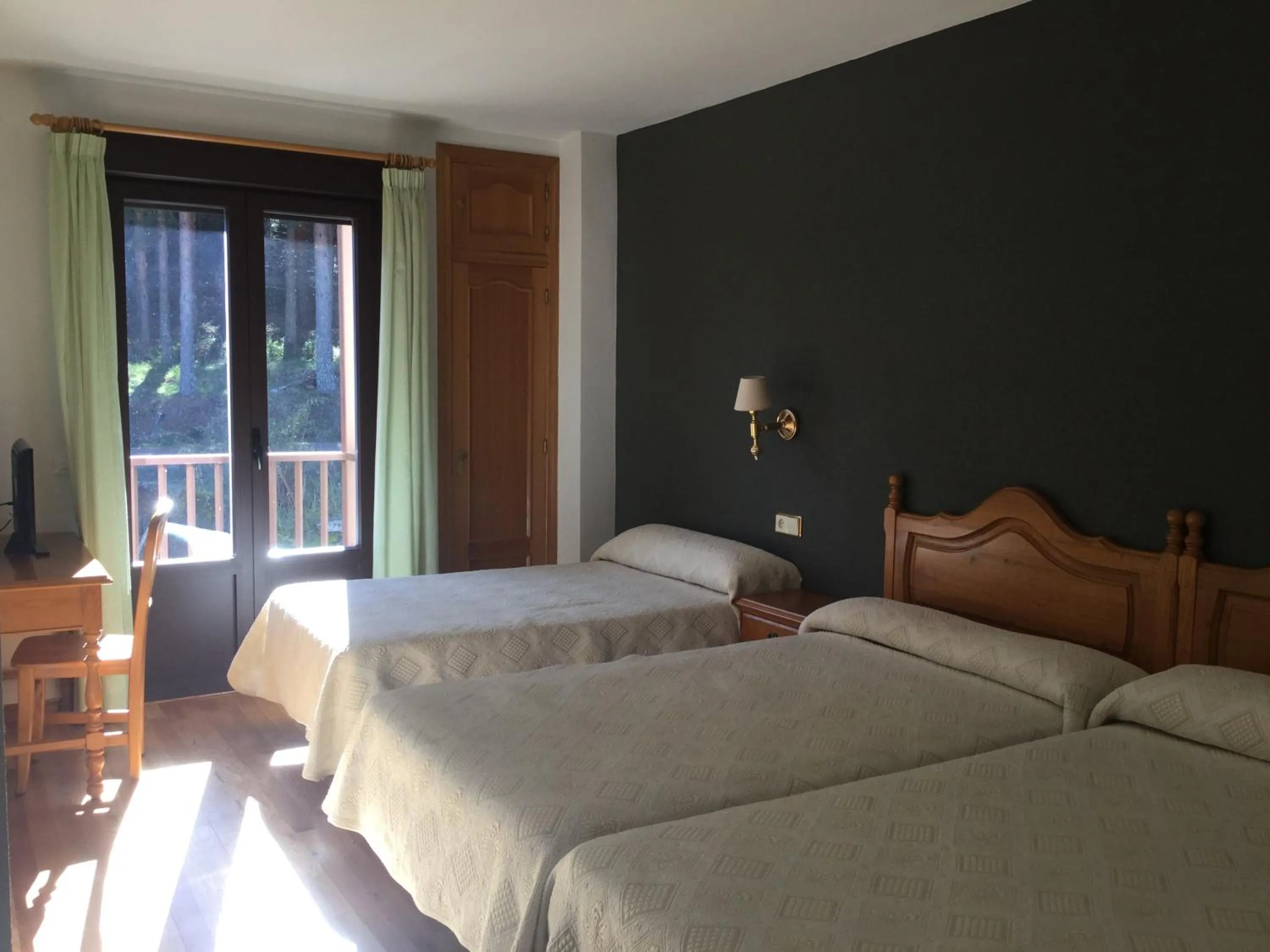 Bed in Hotel Cinco Castaños