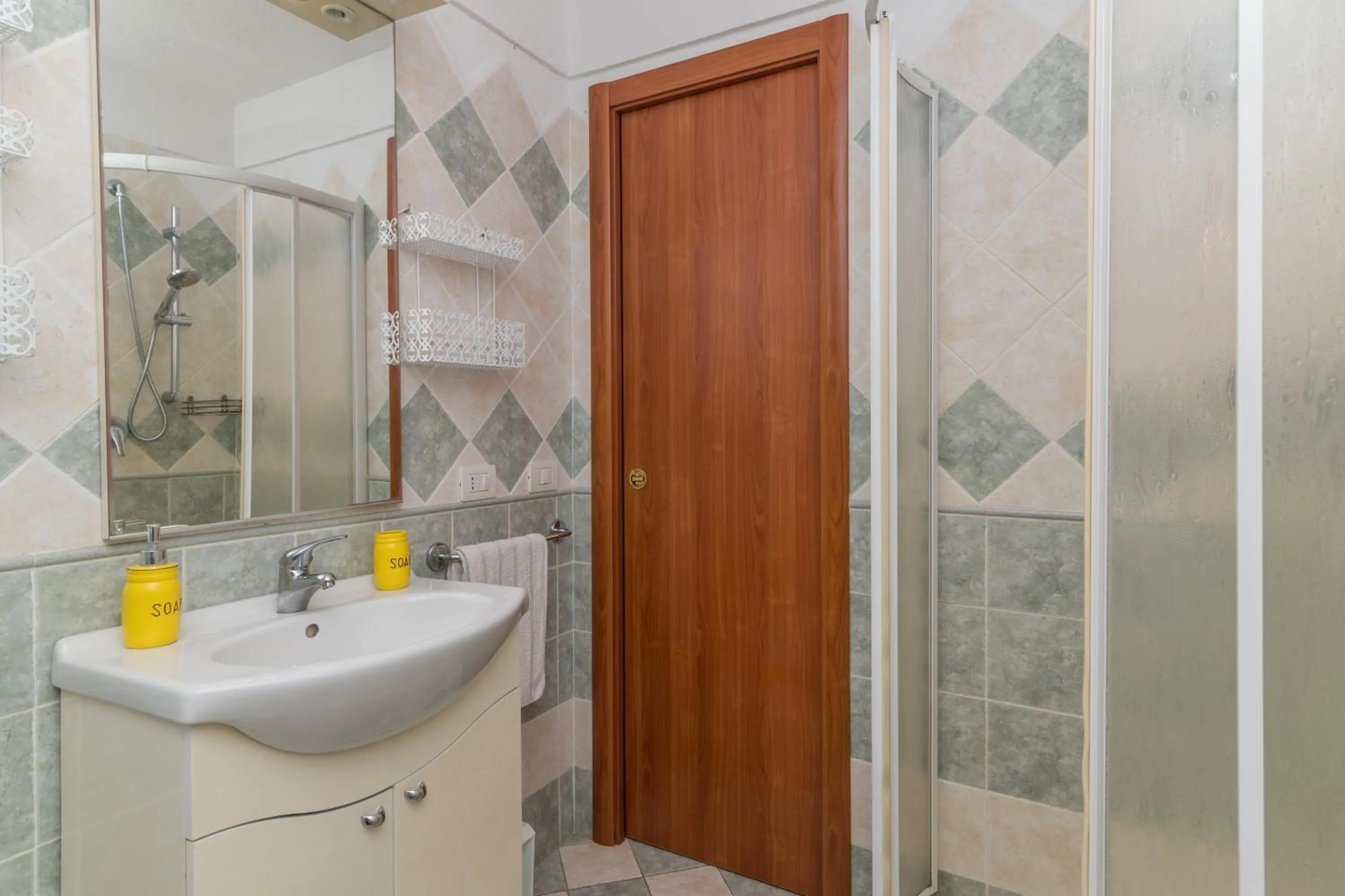 Shower in Casa Emozione With Shared Pool - Happy Rentals