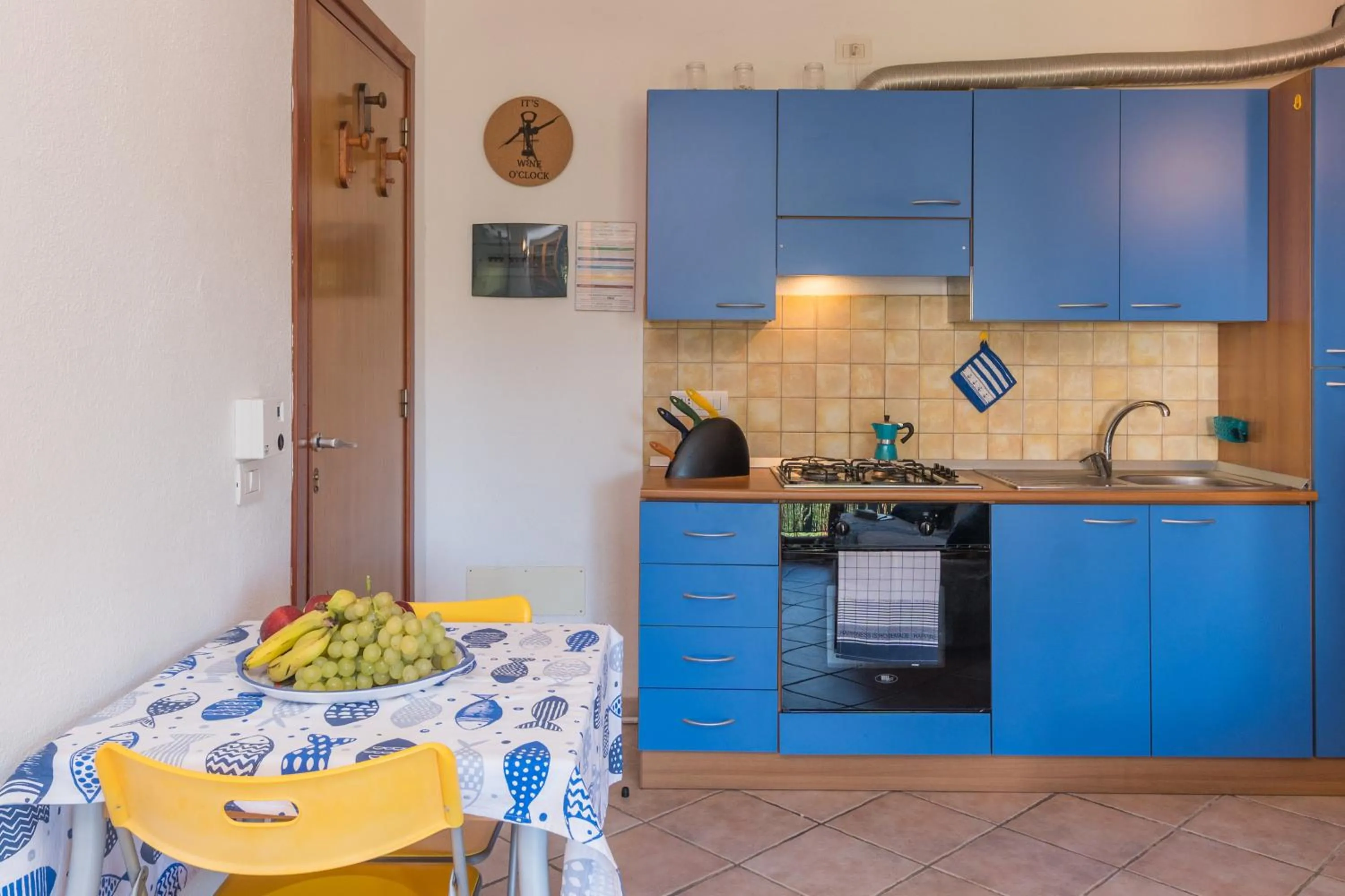 Kitchen or kitchenette in Casa Emozione With Shared Pool - Happy Rentals