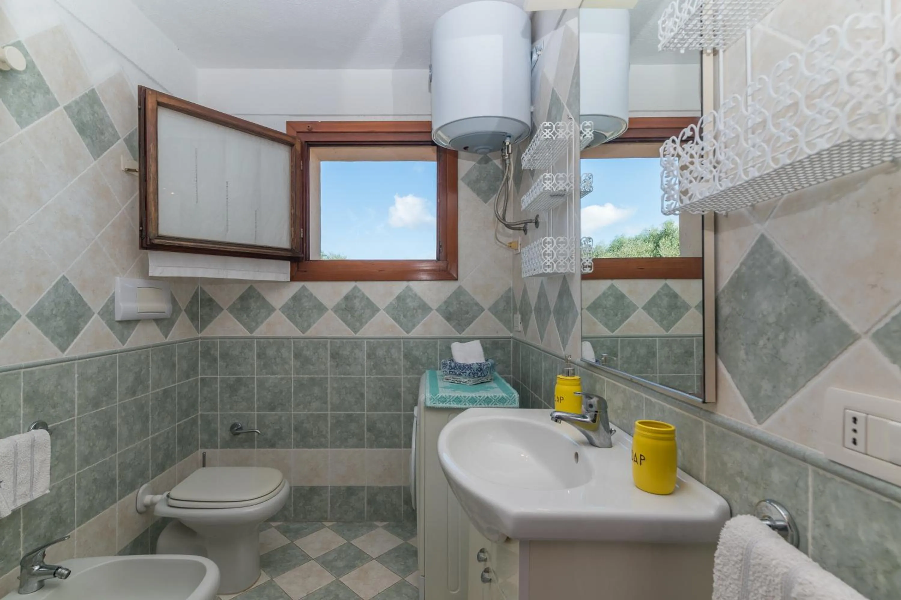 Shower in Casa Emozione With Shared Pool - Happy Rentals