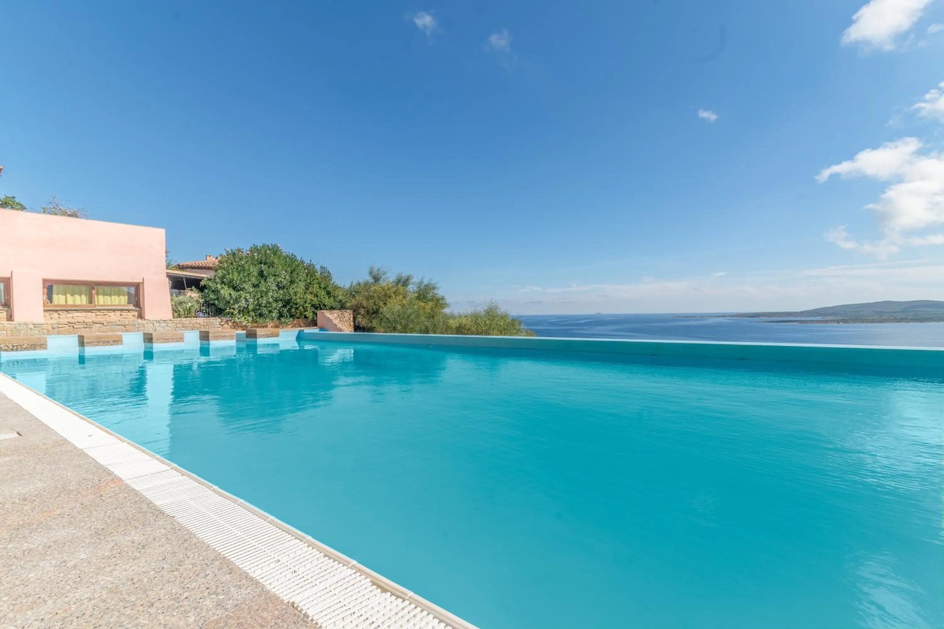 Swimming pool in Casa Emozione With Shared Pool - Happy Rentals