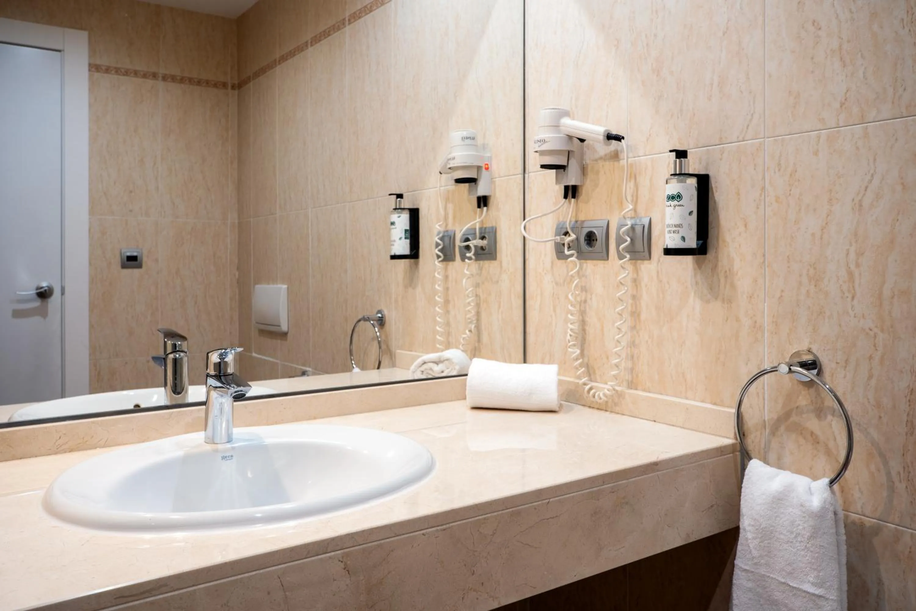 Bathroom in Hotel Piramide Salou