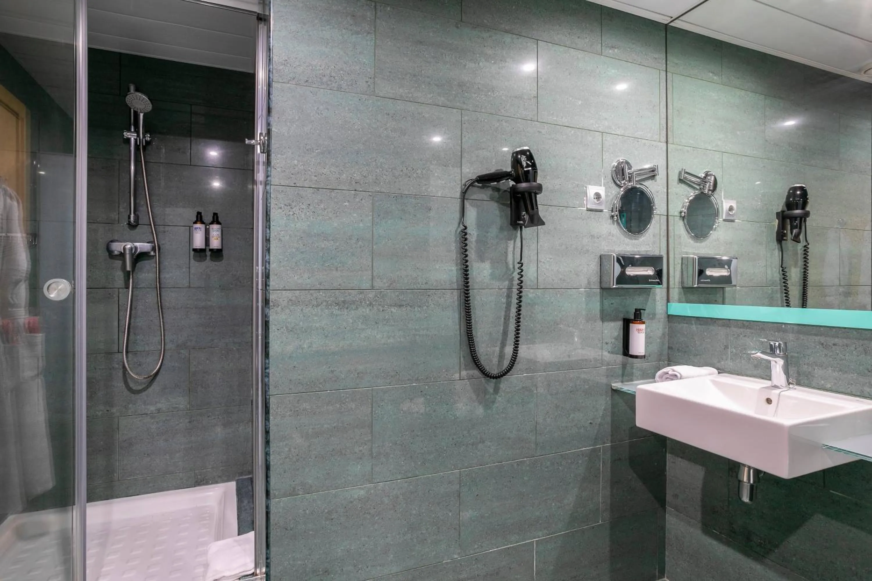 Shower in SOL Port Cambrils