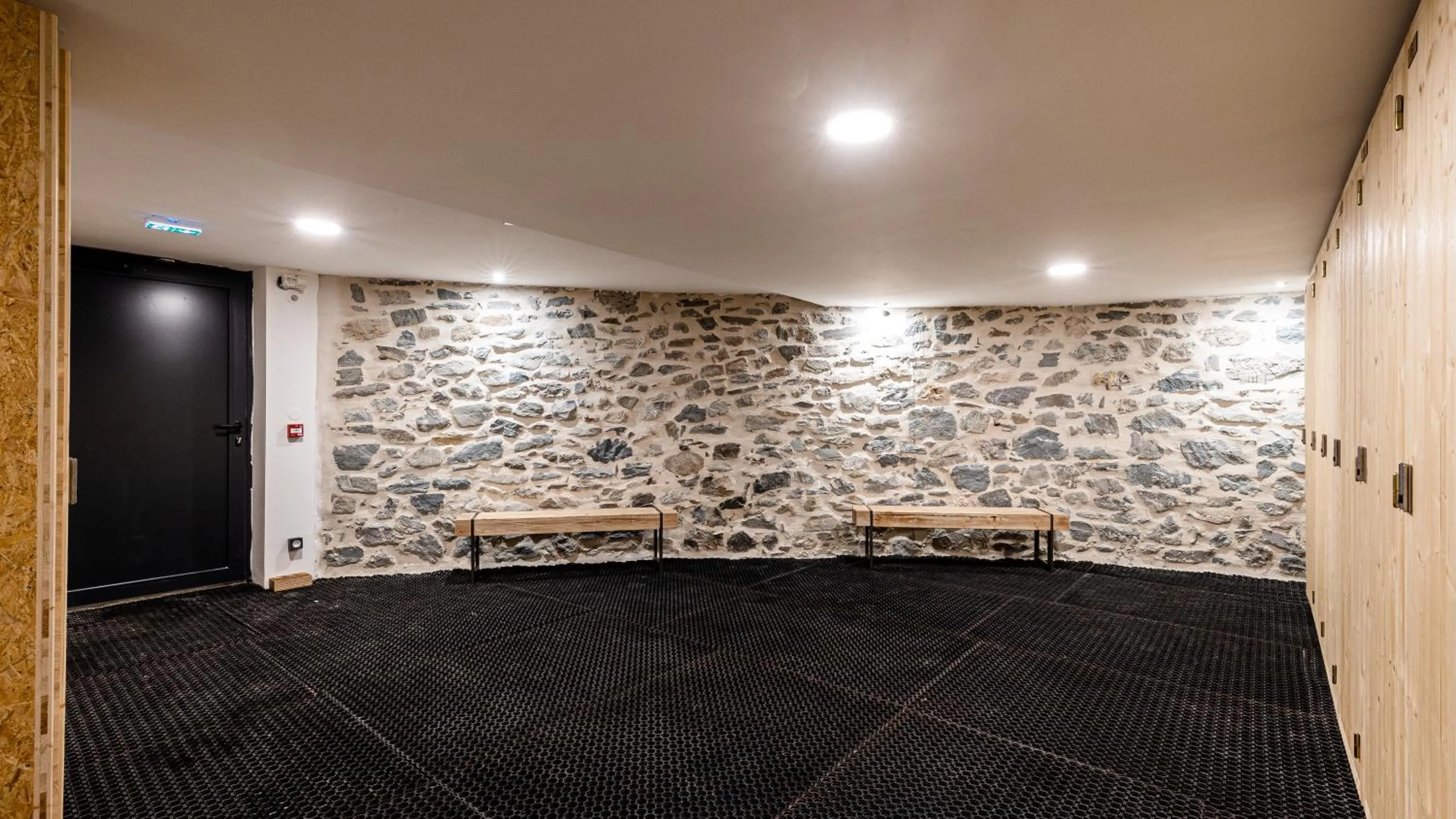 Skiing in Madame Vacances Hotel Les Cimes