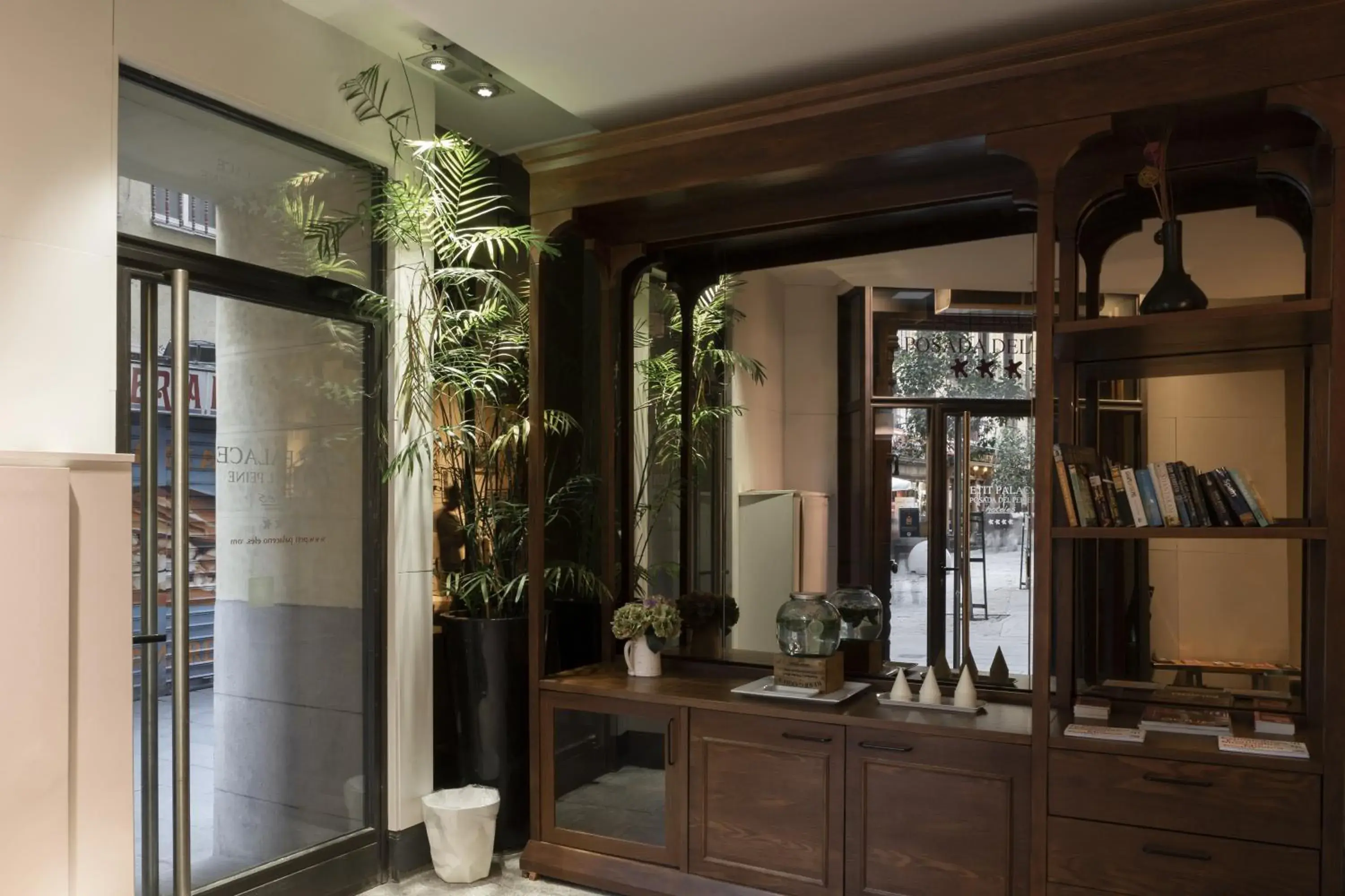 Lobby or reception in Petit Palace Posada del Peine Lobby or reception in Petit Palace Posada del Peine