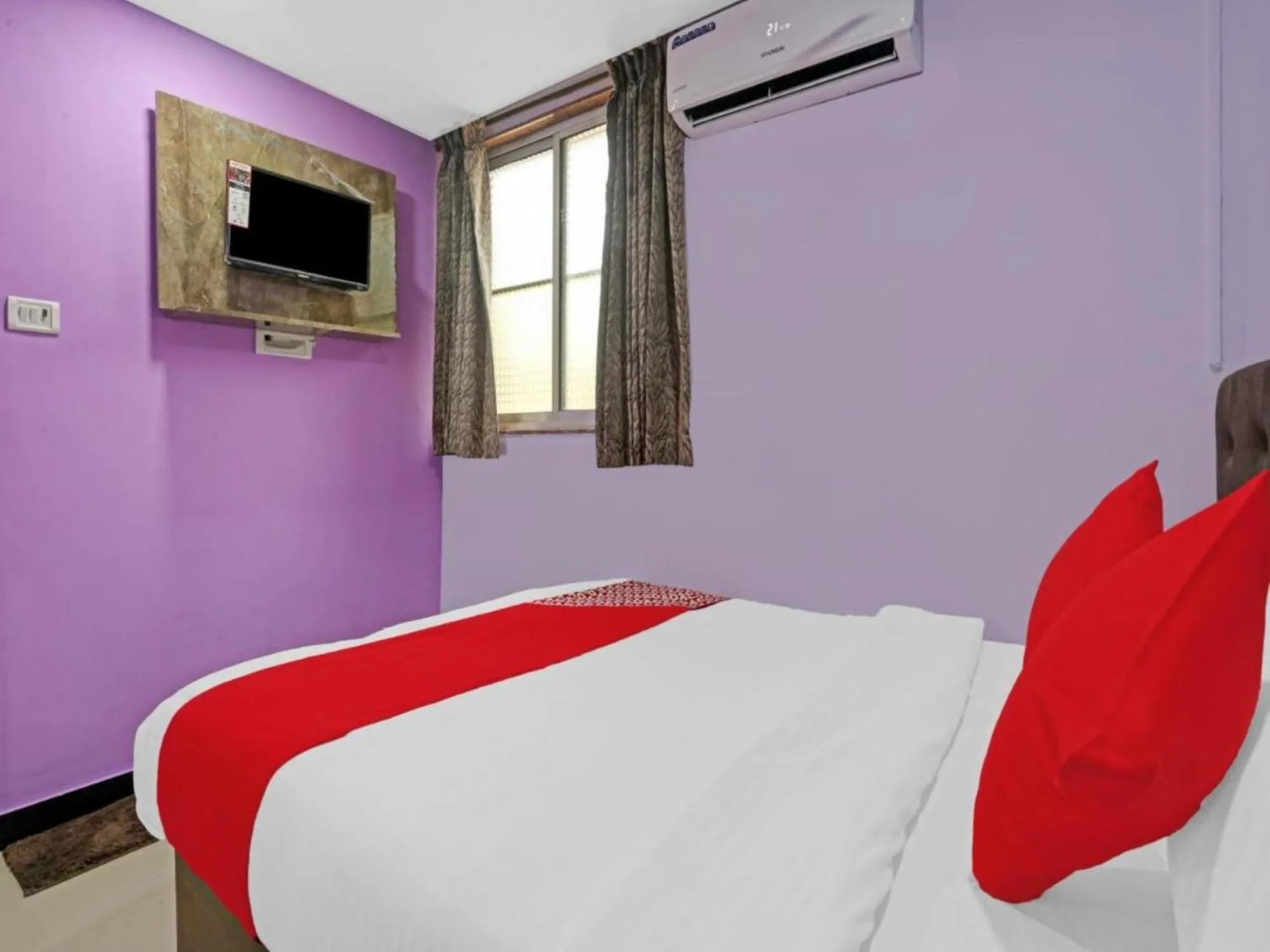 Bed in Hotel Welcome Inn,Mumbai